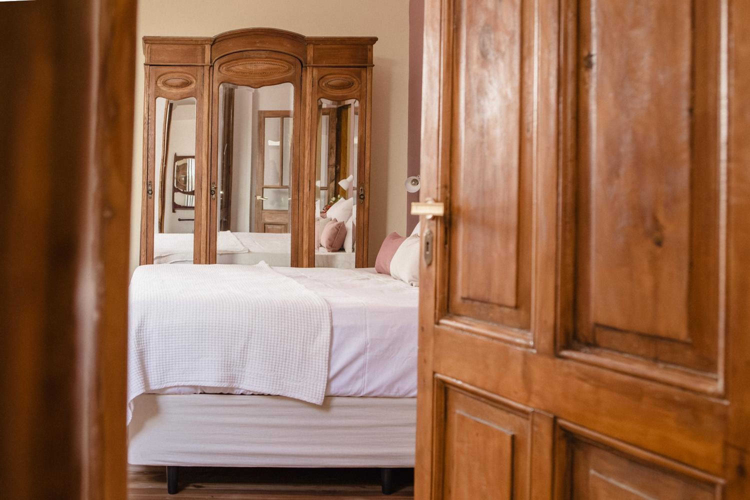 La Noire Petit hotel