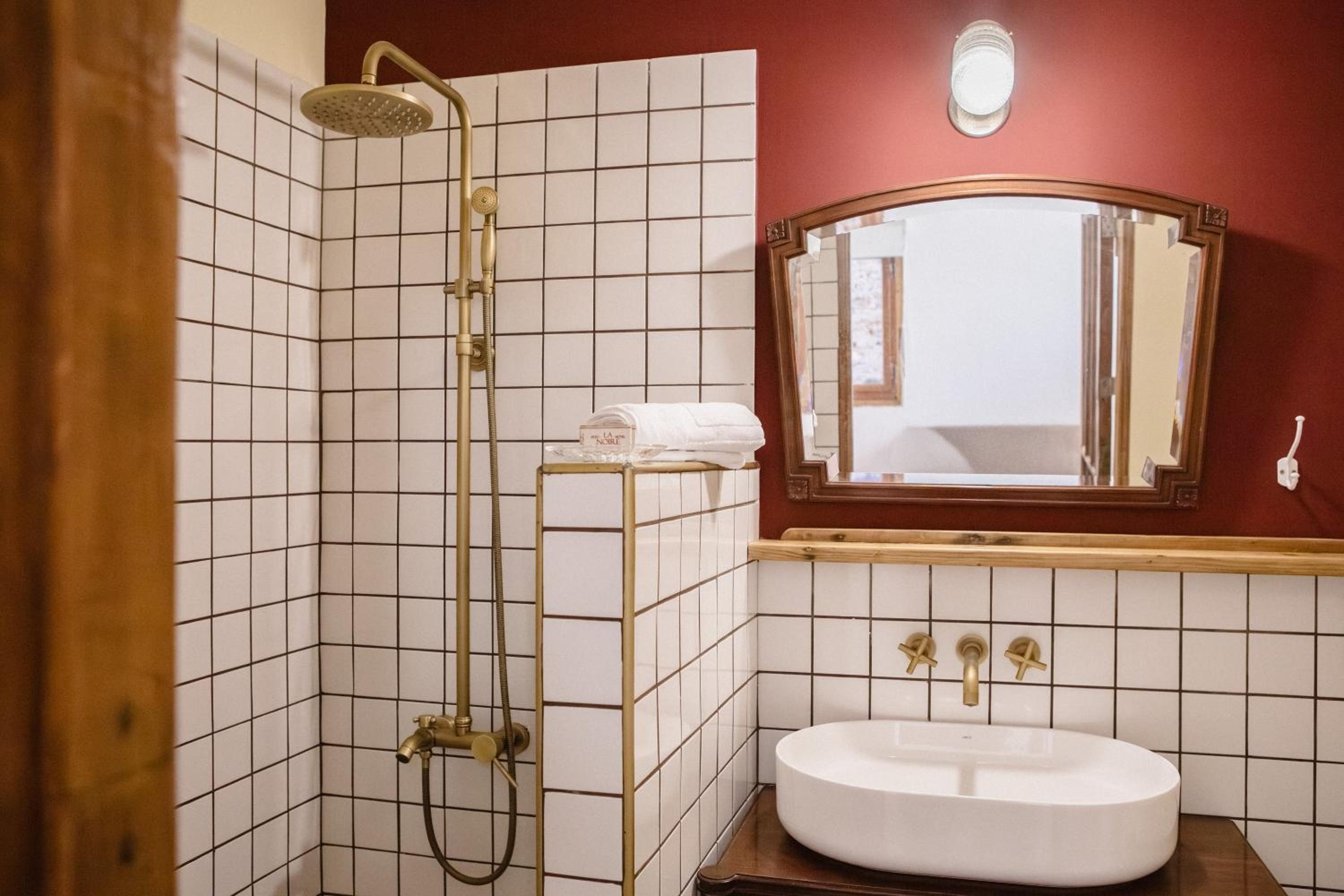 La Noire Petit hotel