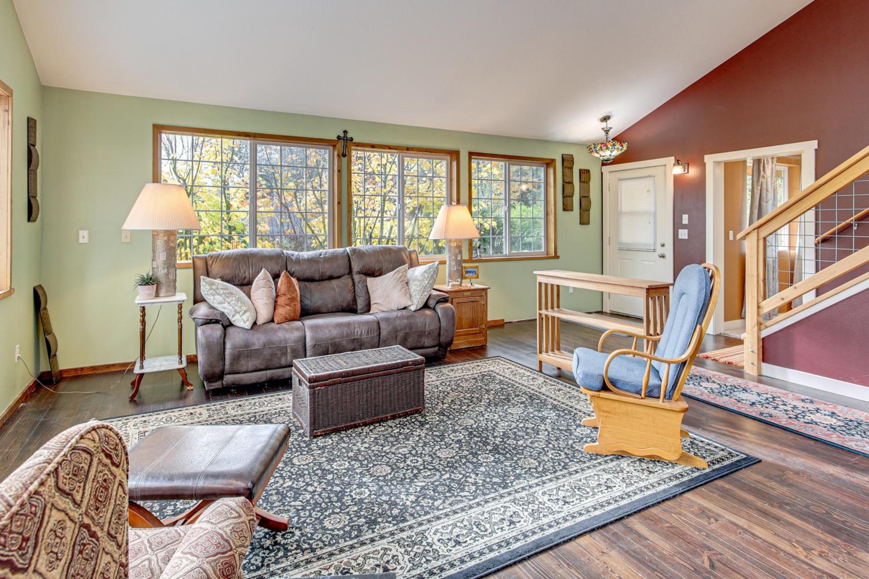Hikes and Apples Renovated Farmhouse in Gig Harbor!