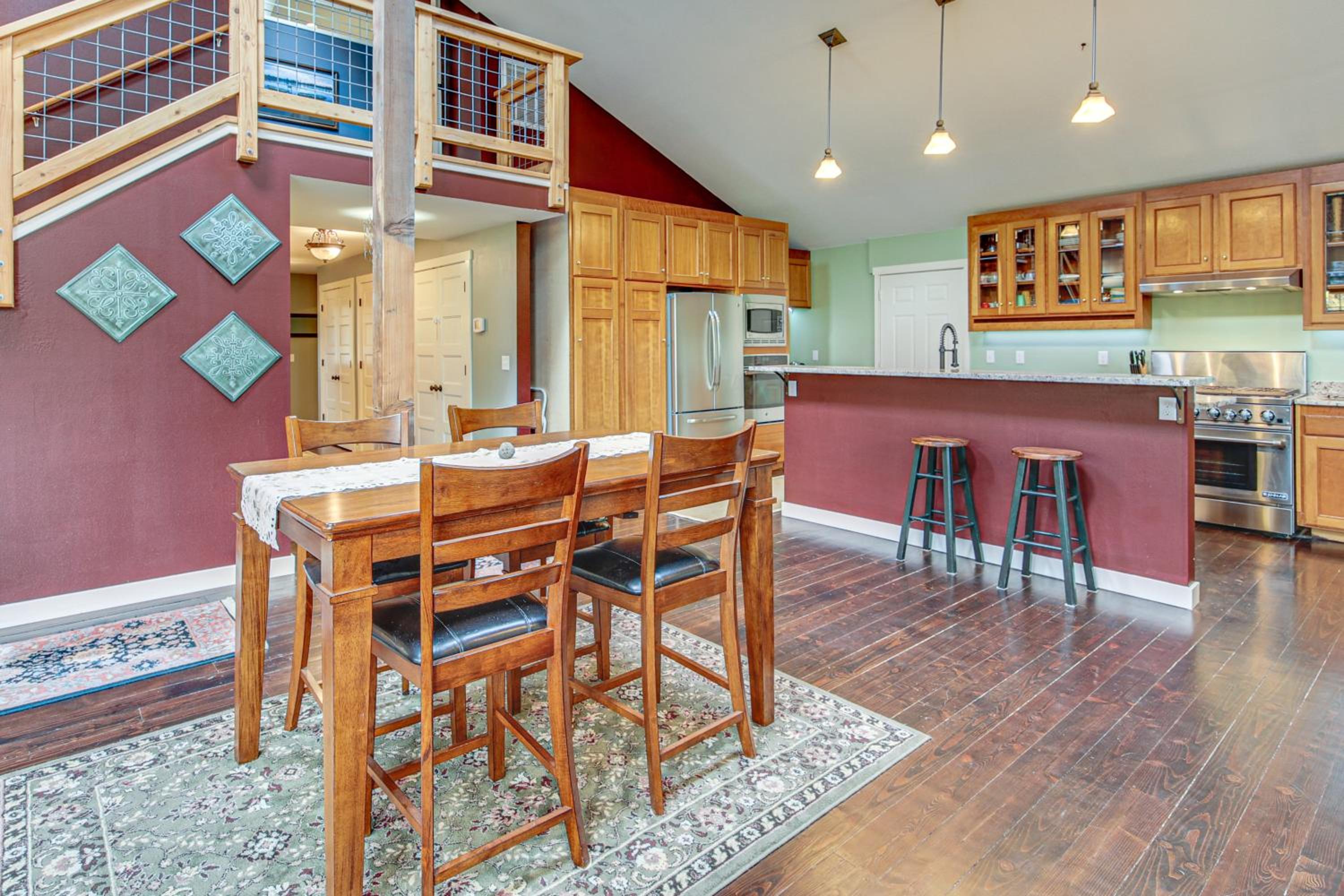 Hikes and Apples Renovated Farmhouse in Gig Harbor!