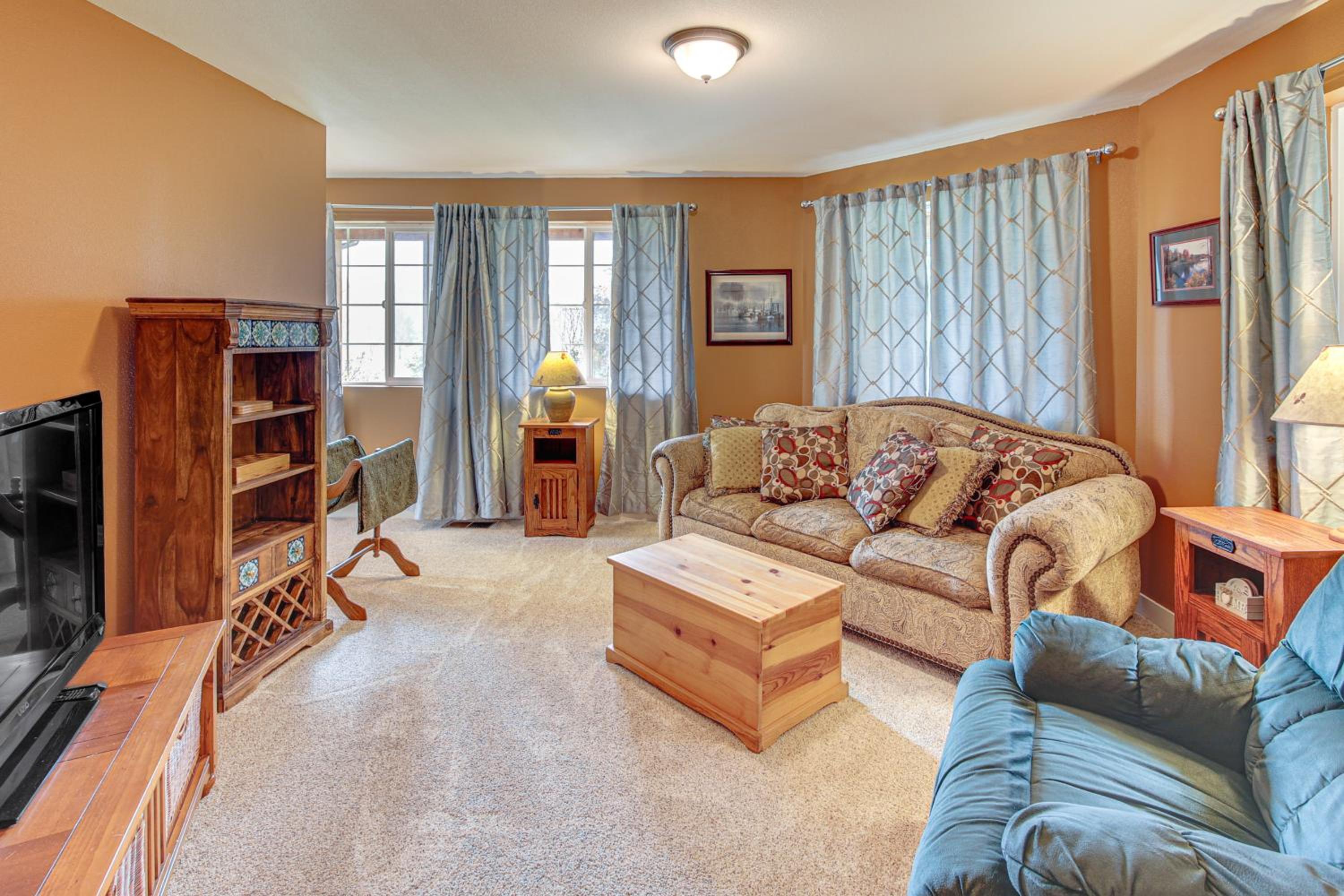 Hikes and Apples Renovated Farmhouse in Gig Harbor!