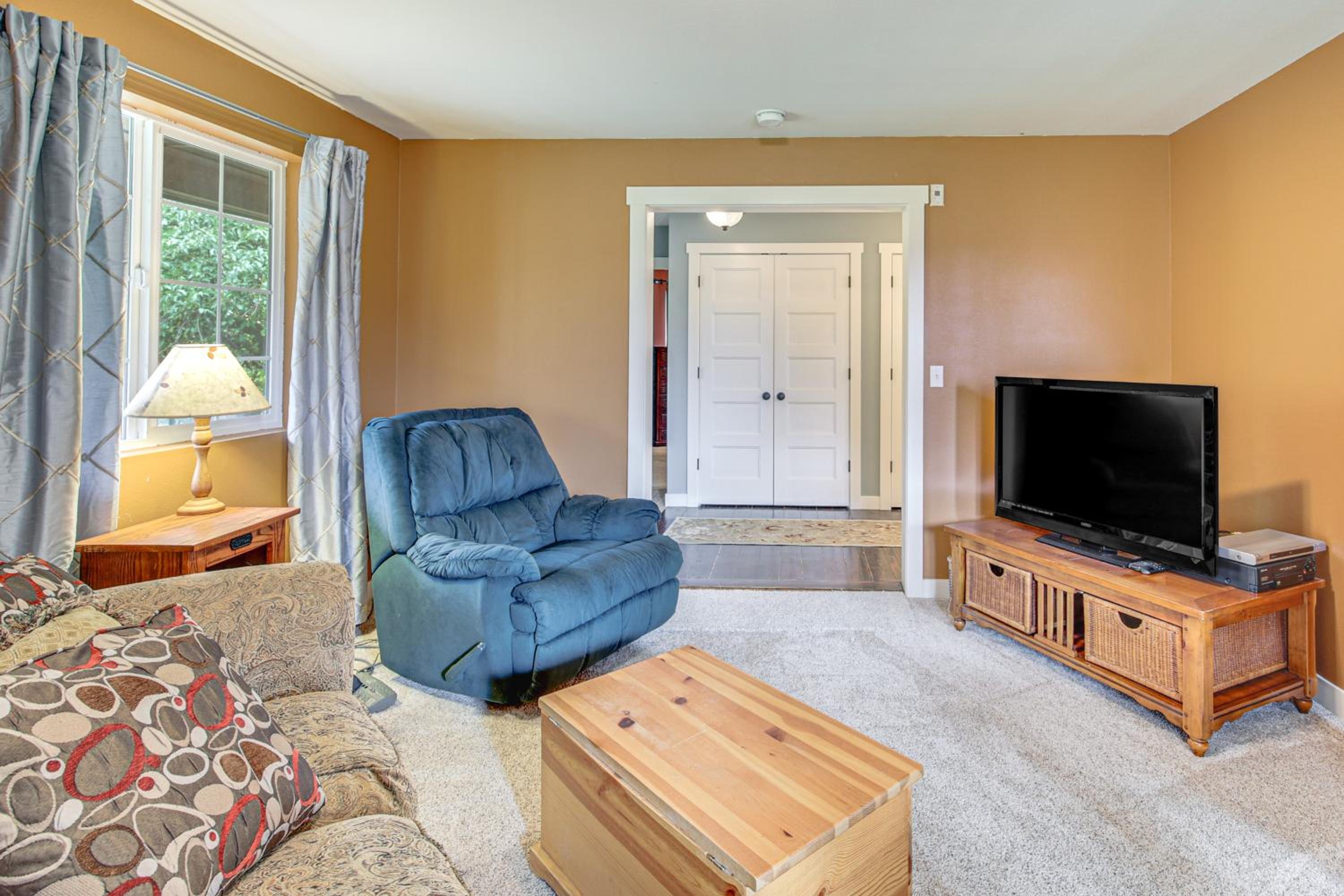 Hikes and Apples Renovated Farmhouse in Gig Harbor!