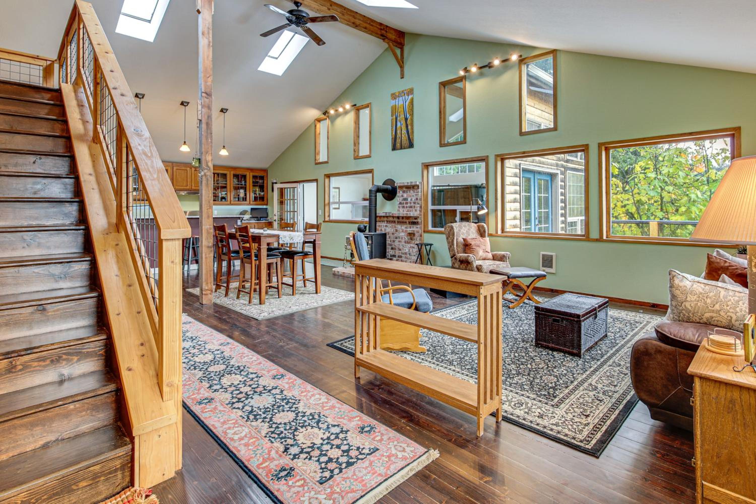 Hikes and Apples Renovated Farmhouse in Gig Harbor!