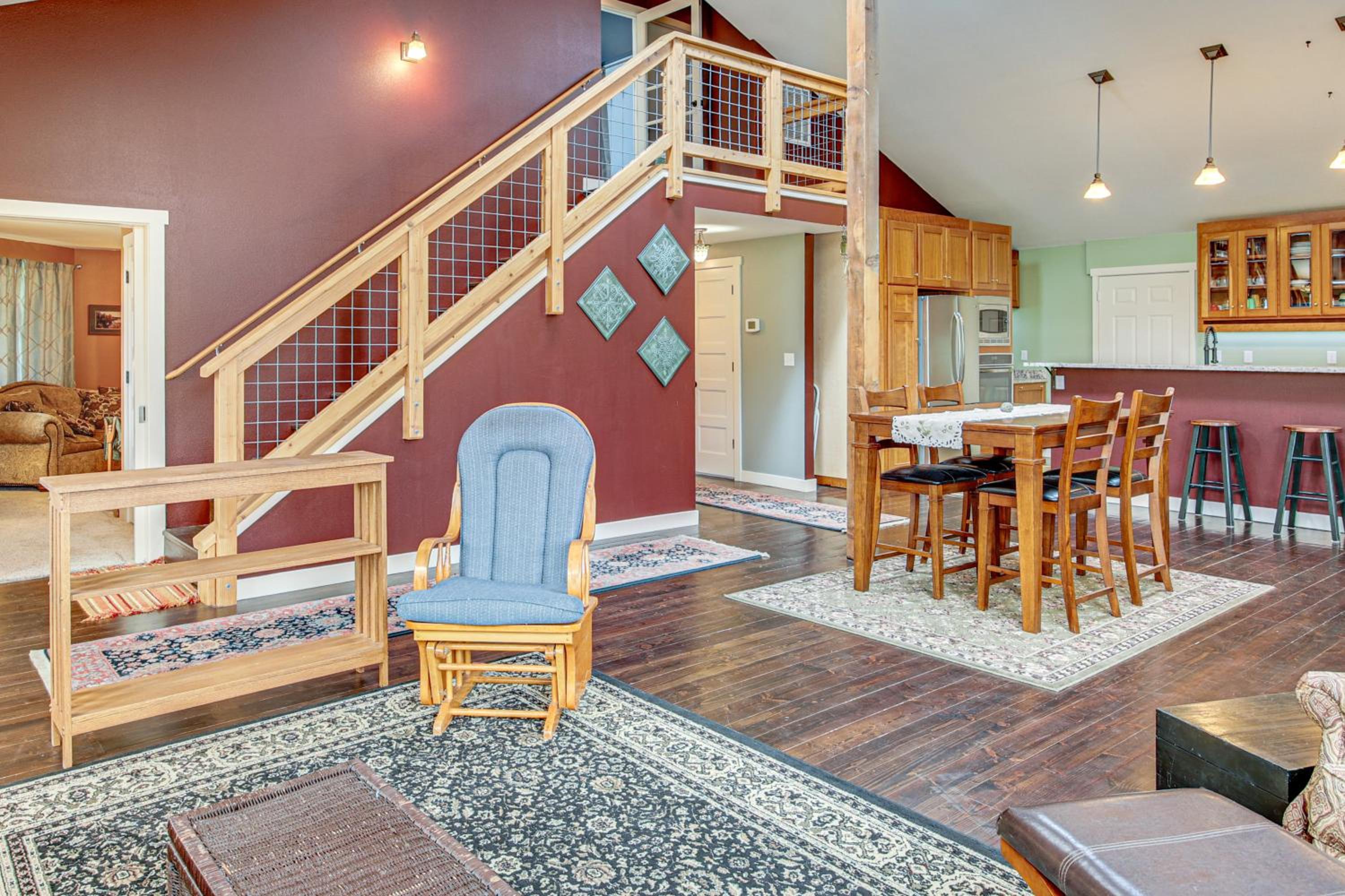 Hikes and Apples Renovated Farmhouse in Gig Harbor!