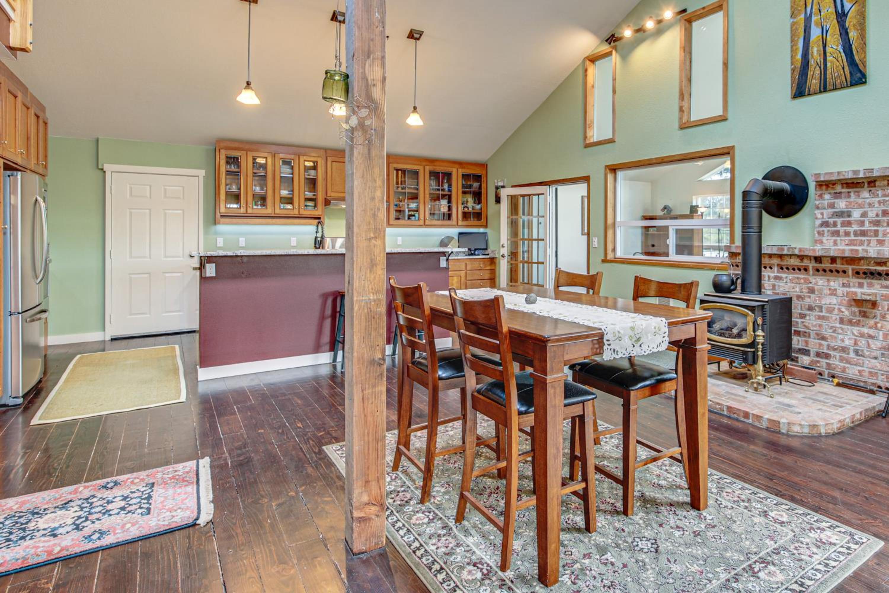 Hikes and Apples Renovated Farmhouse in Gig Harbor!