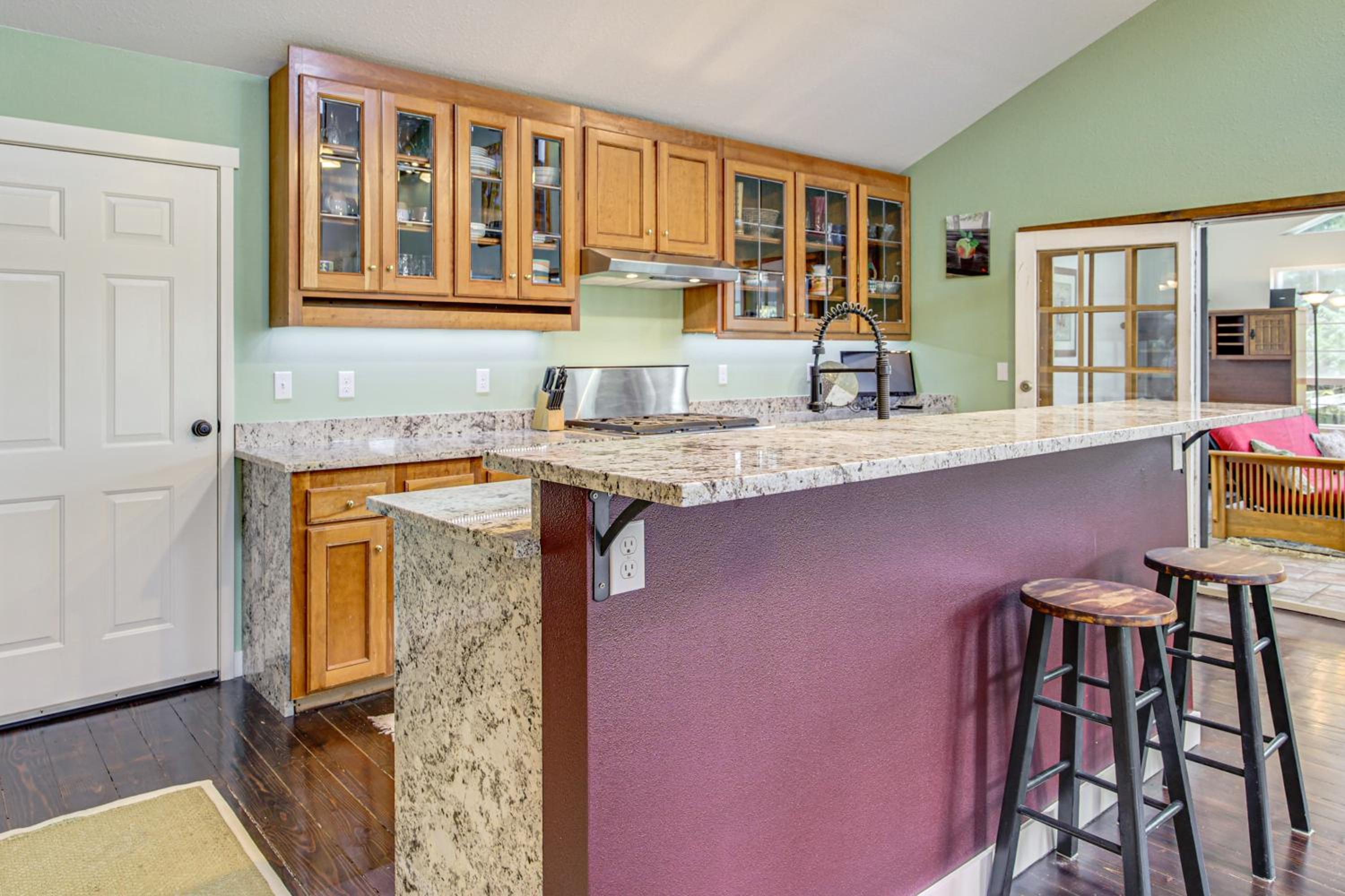 Hikes and Apples Renovated Farmhouse in Gig Harbor!