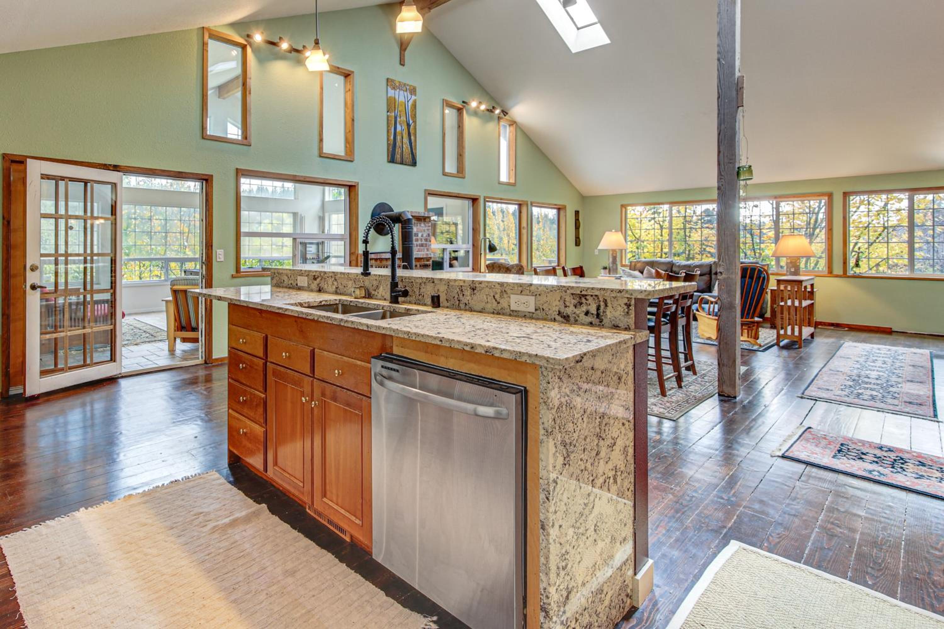 Hikes and Apples Renovated Farmhouse in Gig Harbor!