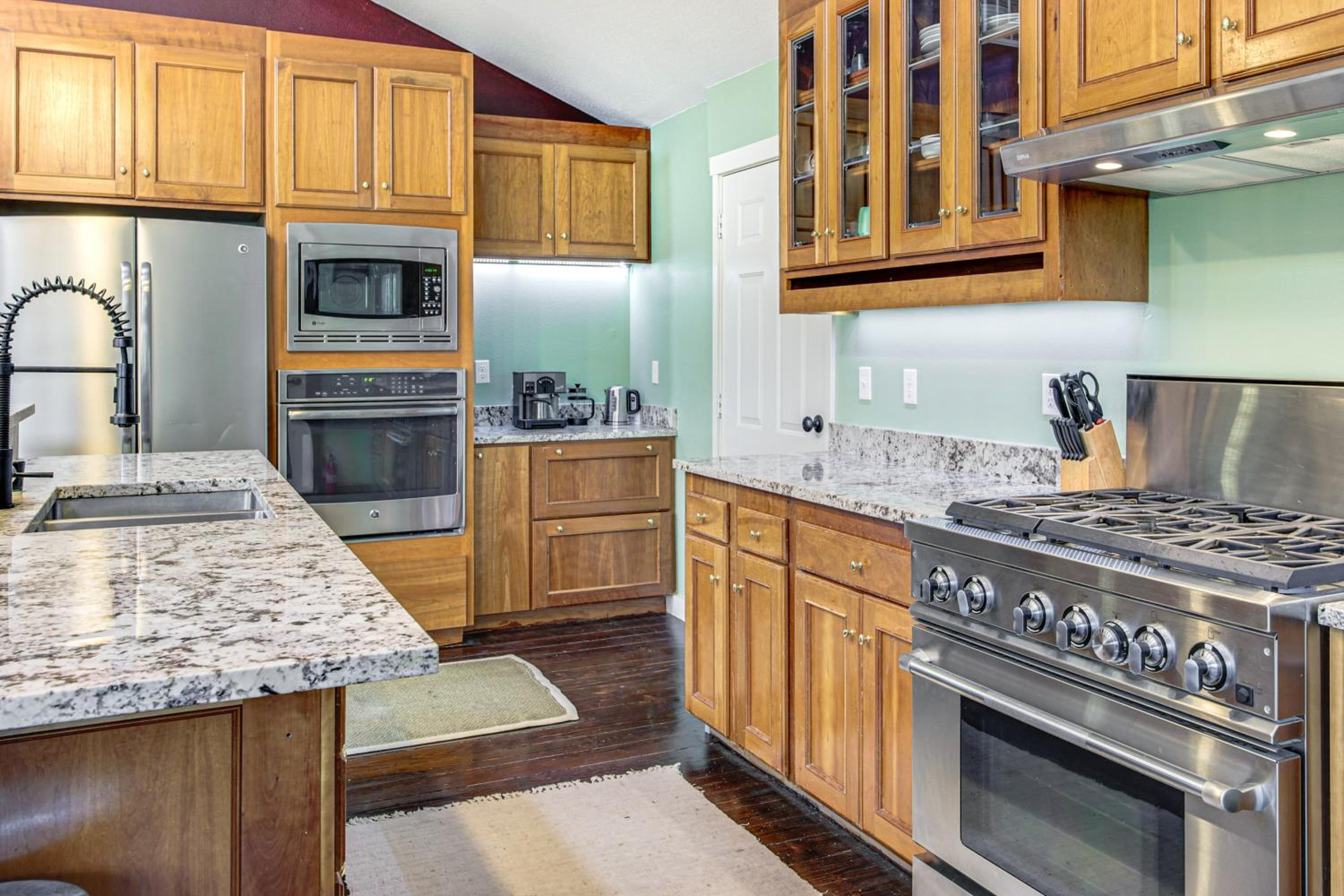 Hikes and Apples Renovated Farmhouse in Gig Harbor!