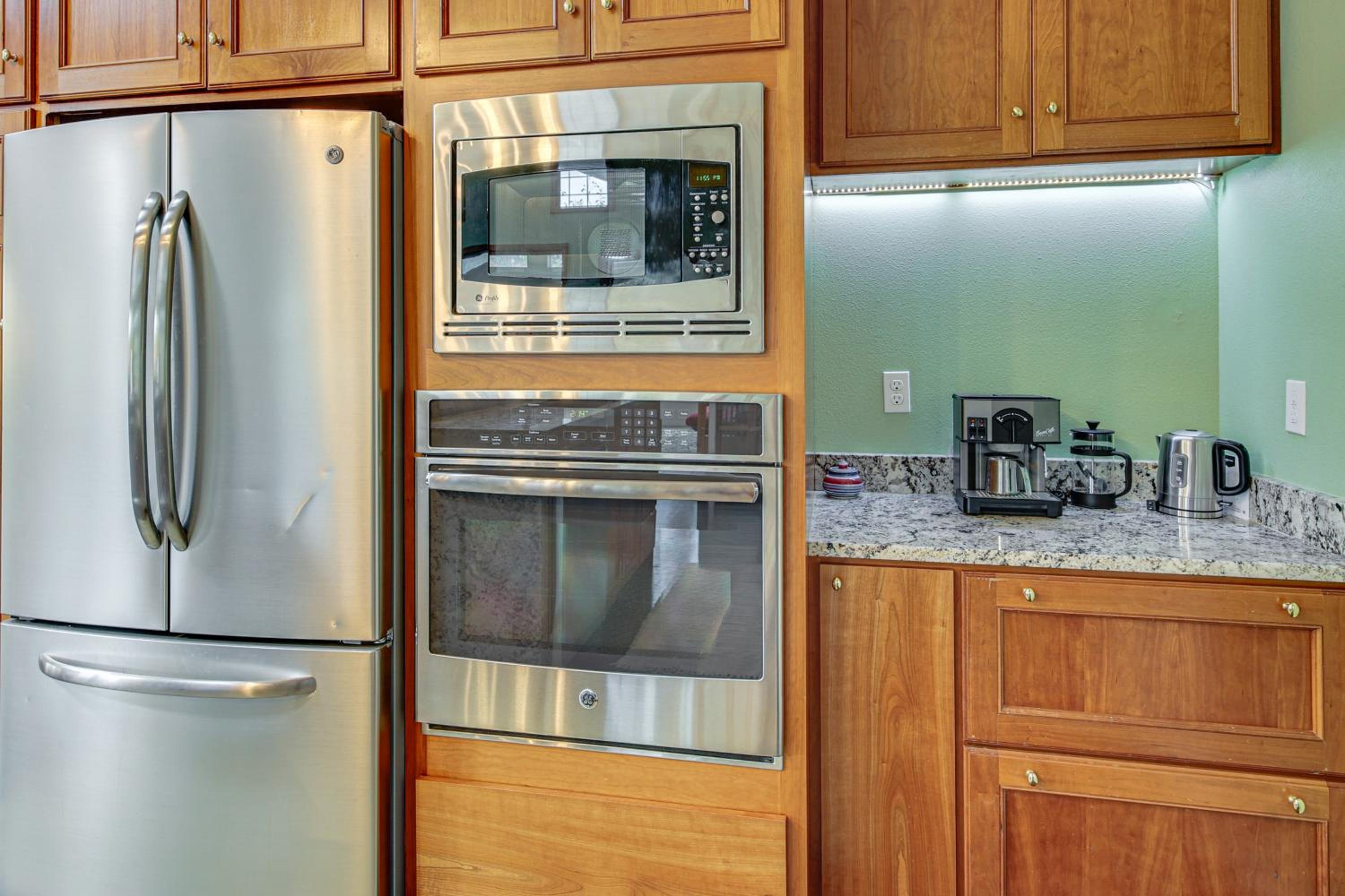 Hikes and Apples Renovated Farmhouse in Gig Harbor!