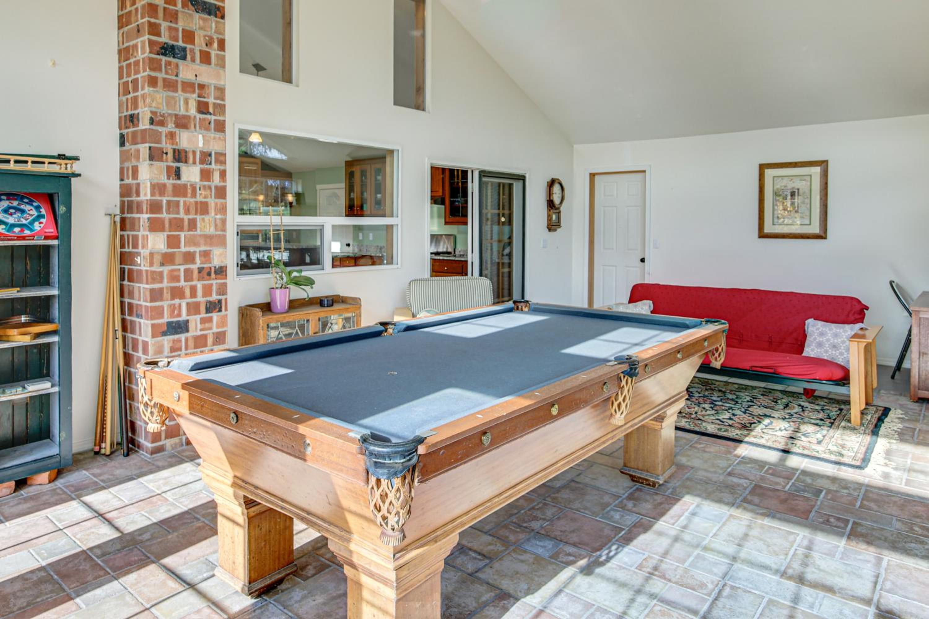 Hikes and Apples Renovated Farmhouse in Gig Harbor!