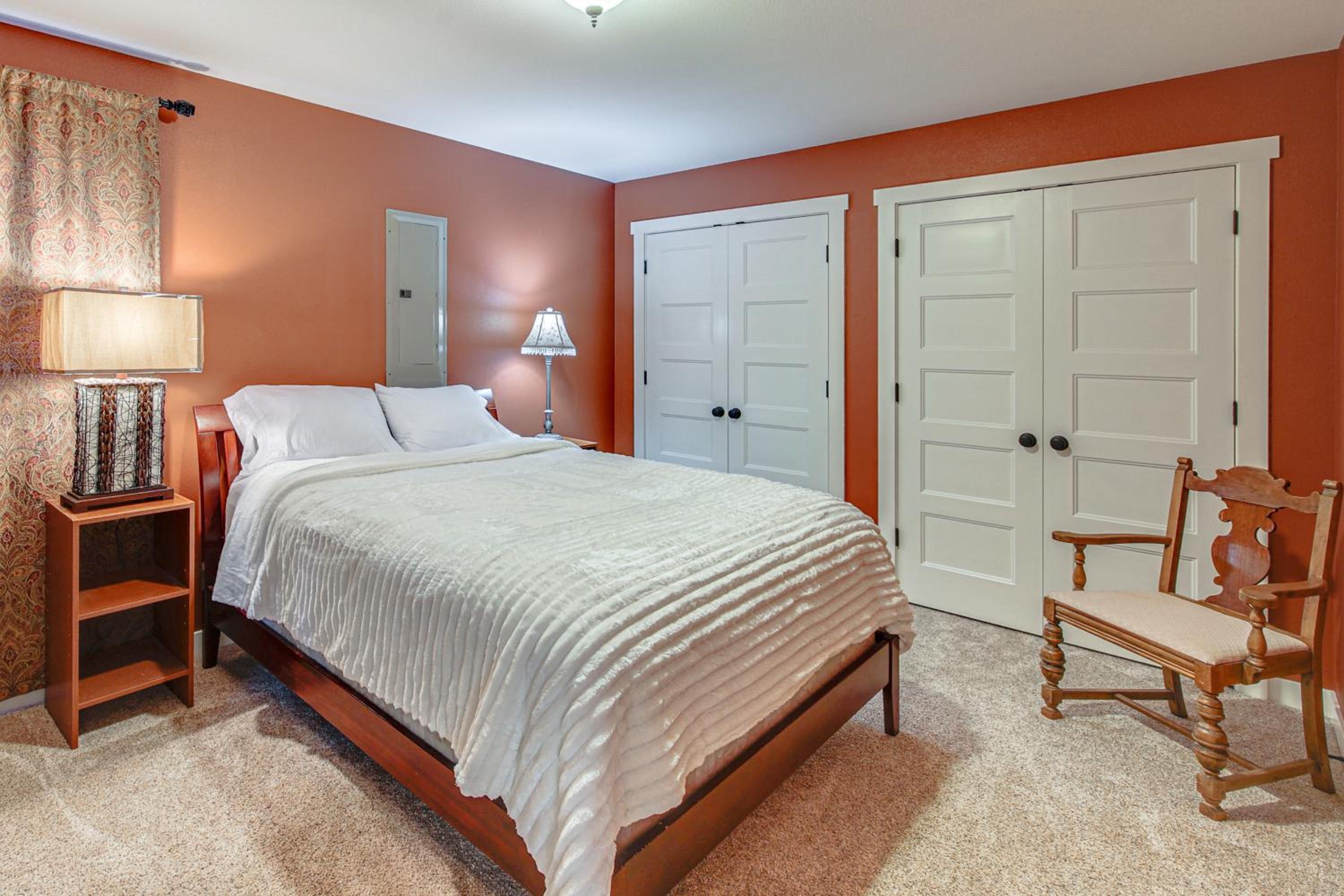 Hikes and Apples Renovated Farmhouse in Gig Harbor!