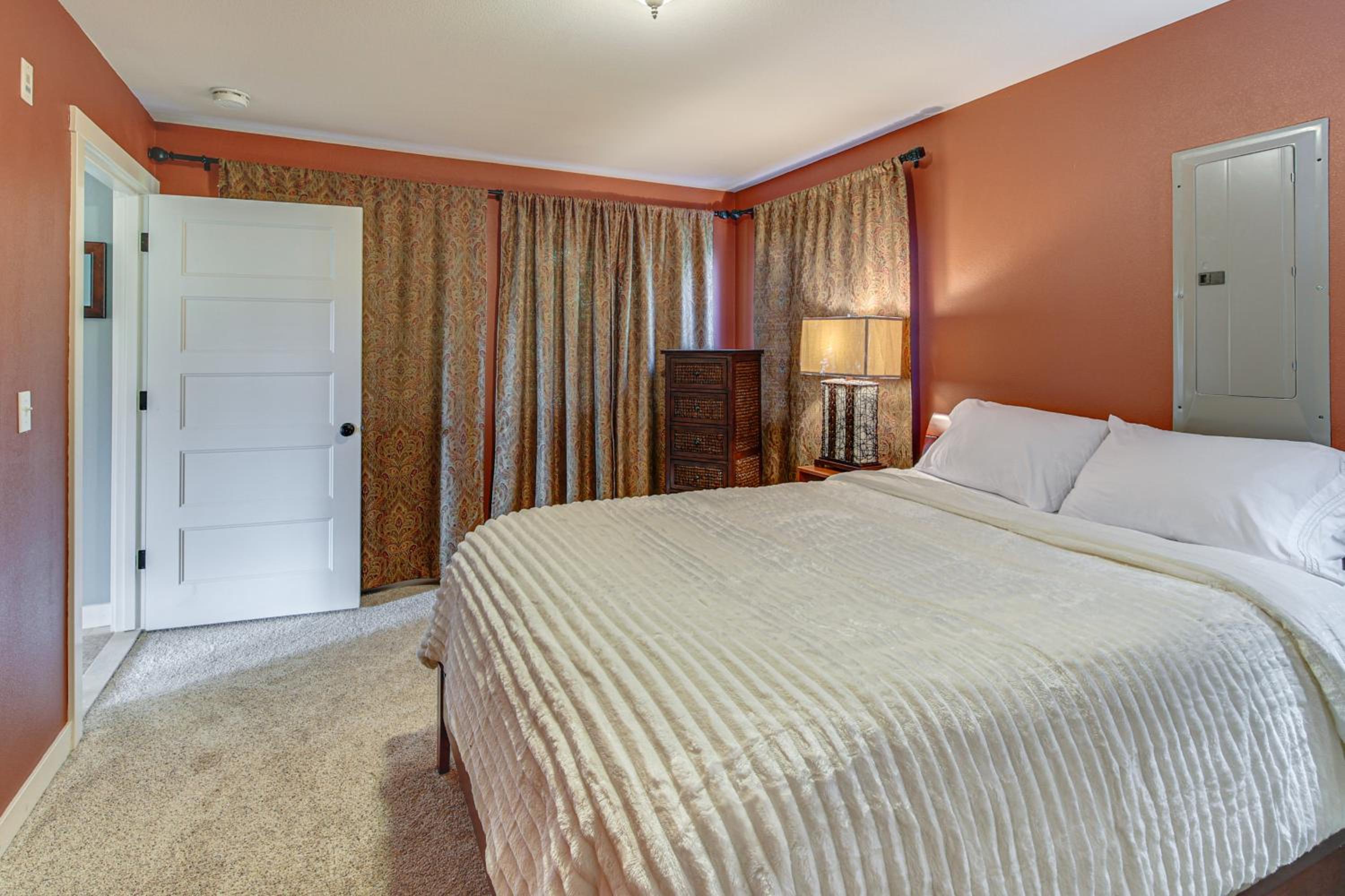Hikes and Apples Renovated Farmhouse in Gig Harbor!