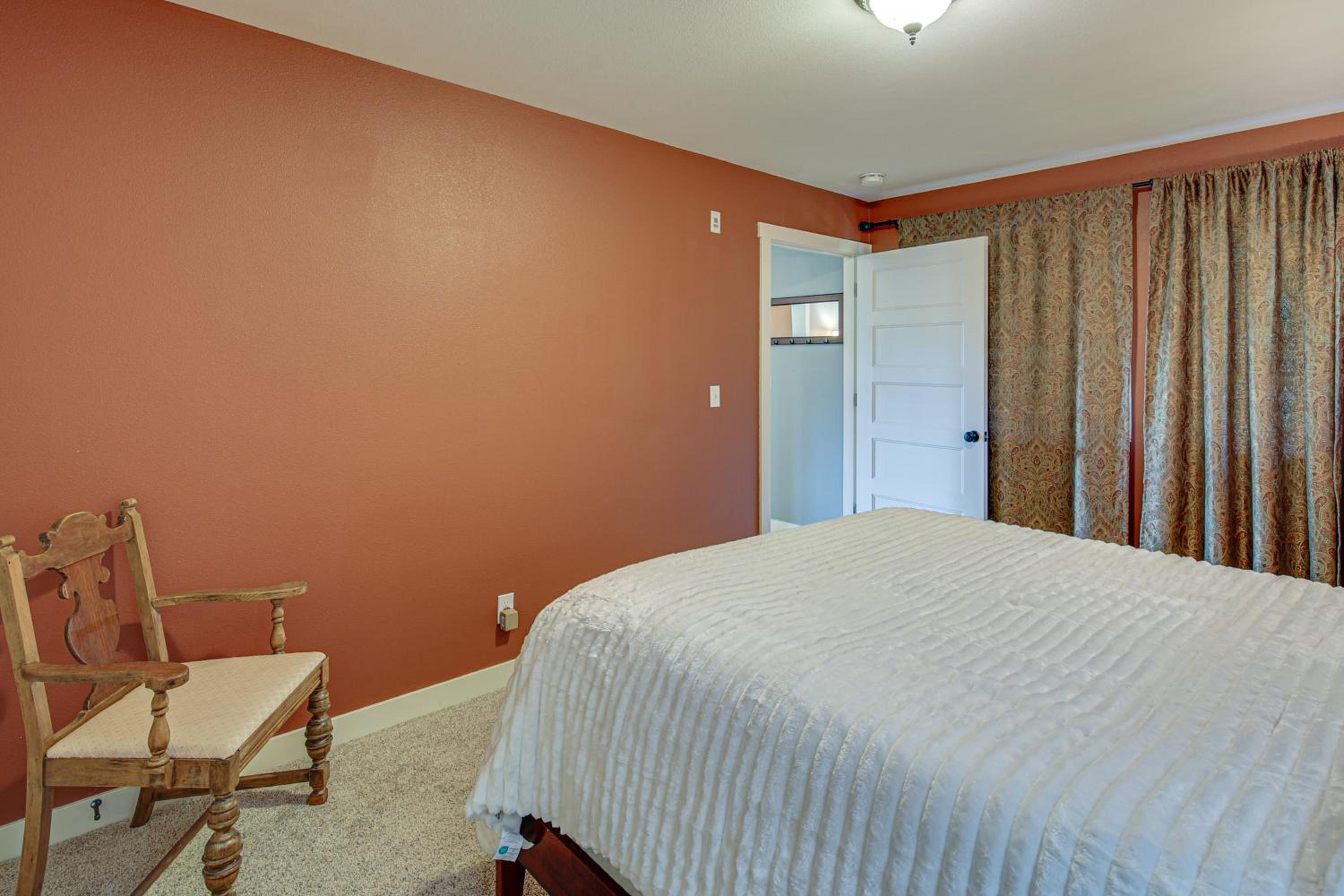 Hikes and Apples Renovated Farmhouse in Gig Harbor!