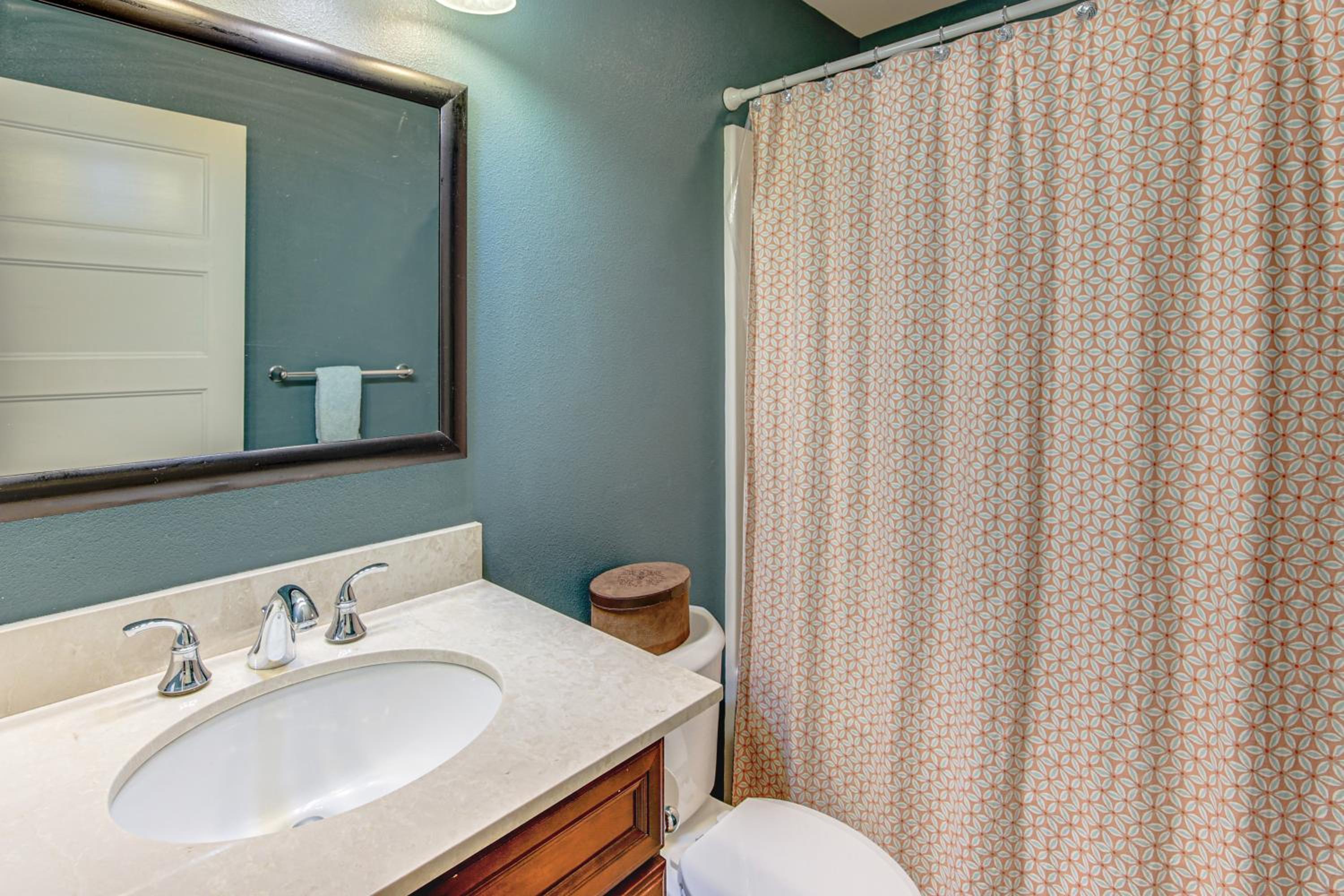 Hikes and Apples Renovated Farmhouse in Gig Harbor!