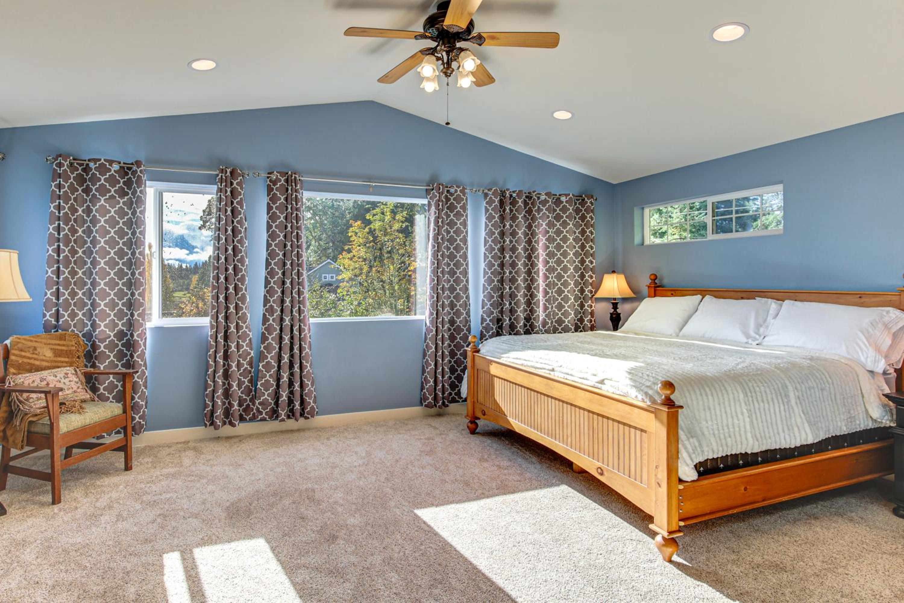 Hikes and Apples Renovated Farmhouse in Gig Harbor!