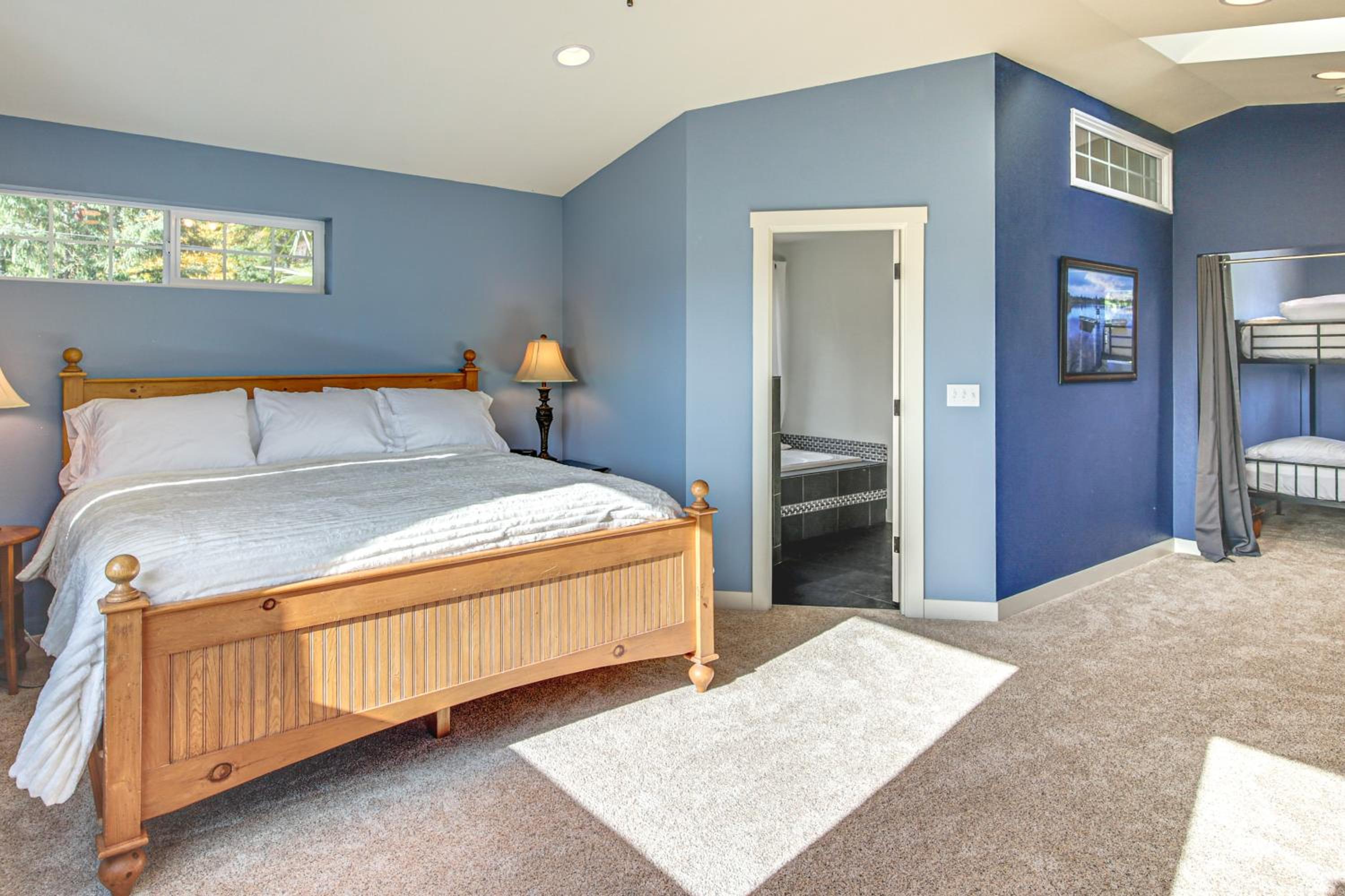 Hikes and Apples Renovated Farmhouse in Gig Harbor!
