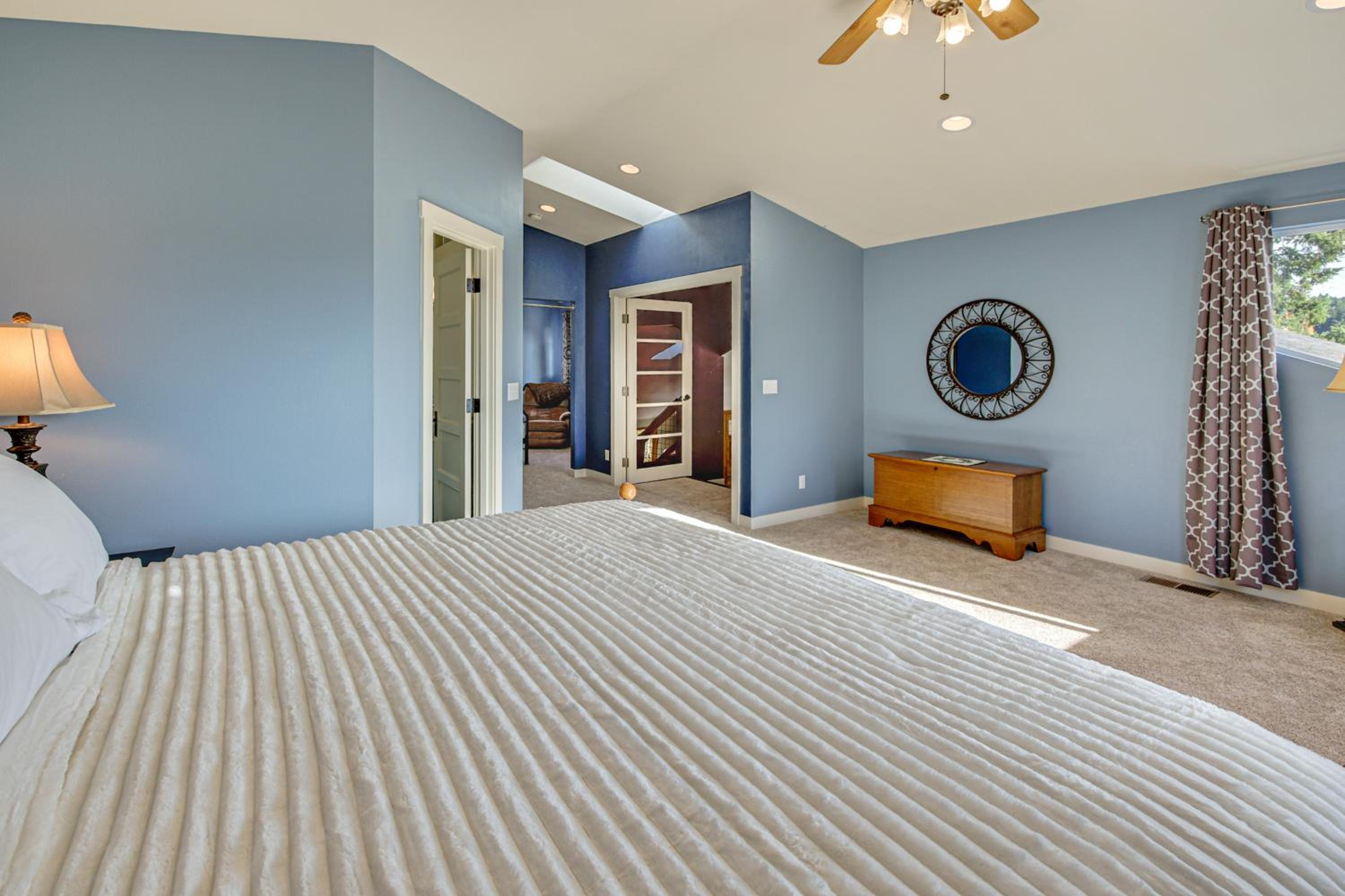 Hikes and Apples Renovated Farmhouse in Gig Harbor!