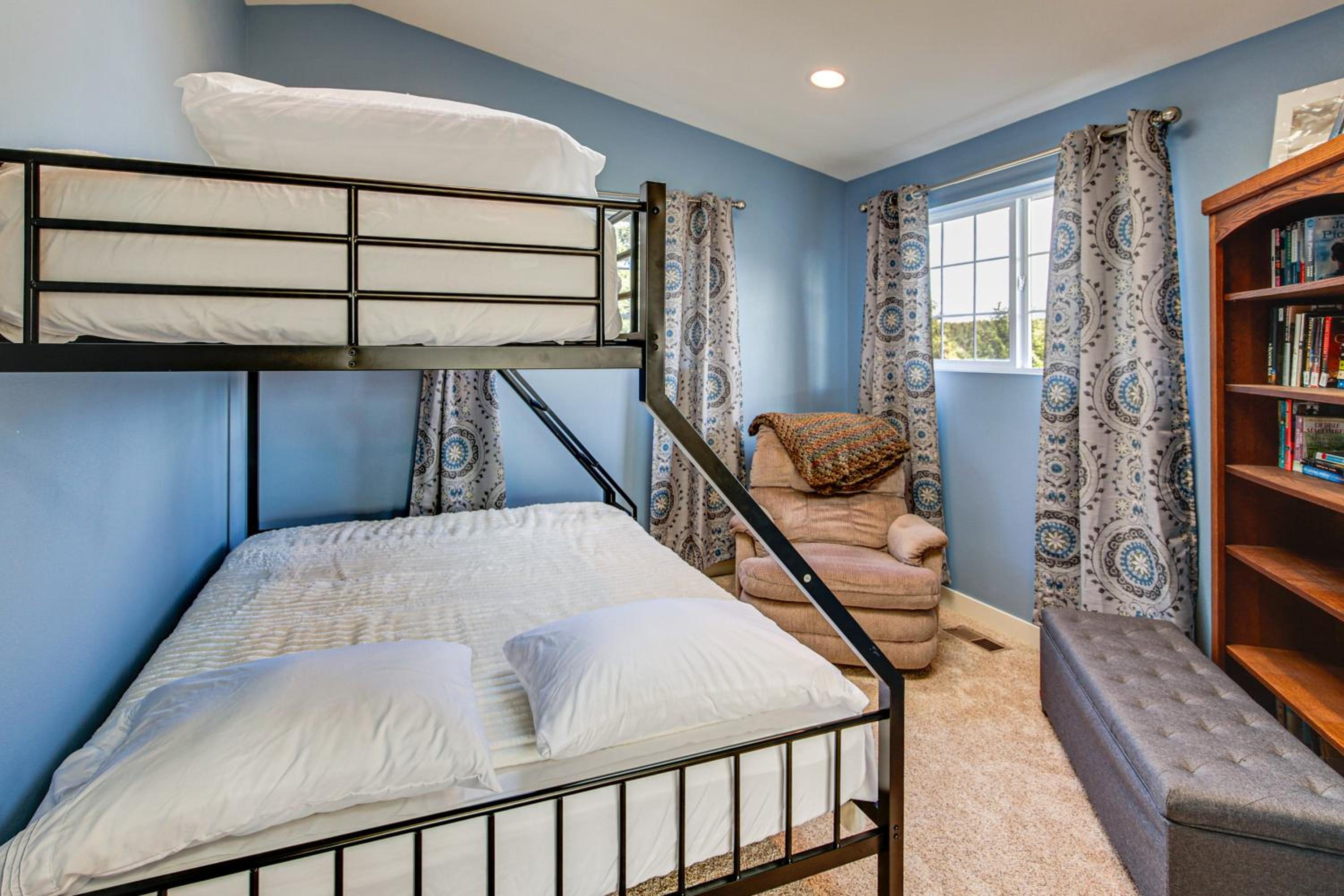 Hikes and Apples Renovated Farmhouse in Gig Harbor!