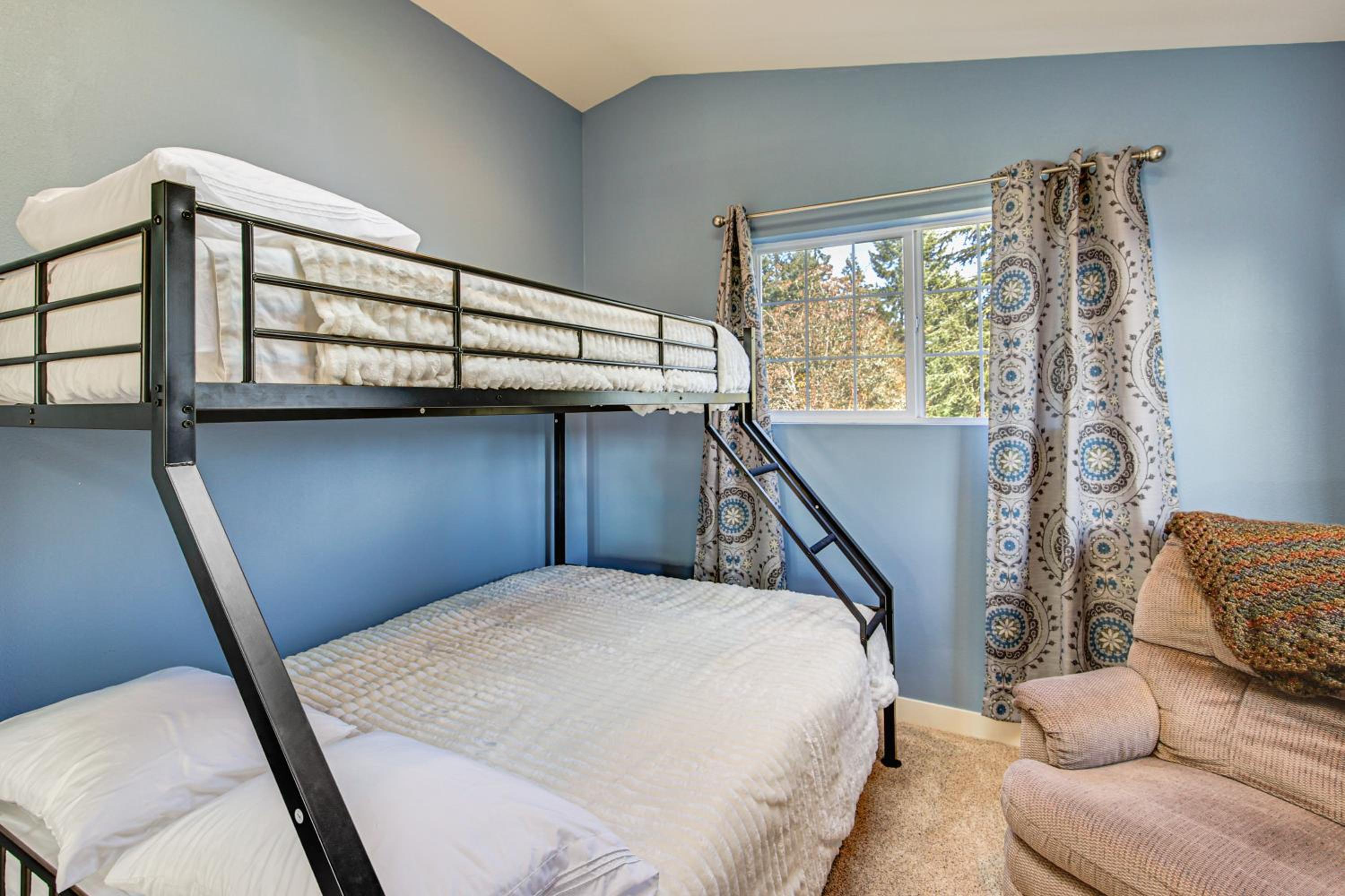 Hikes and Apples Renovated Farmhouse in Gig Harbor!