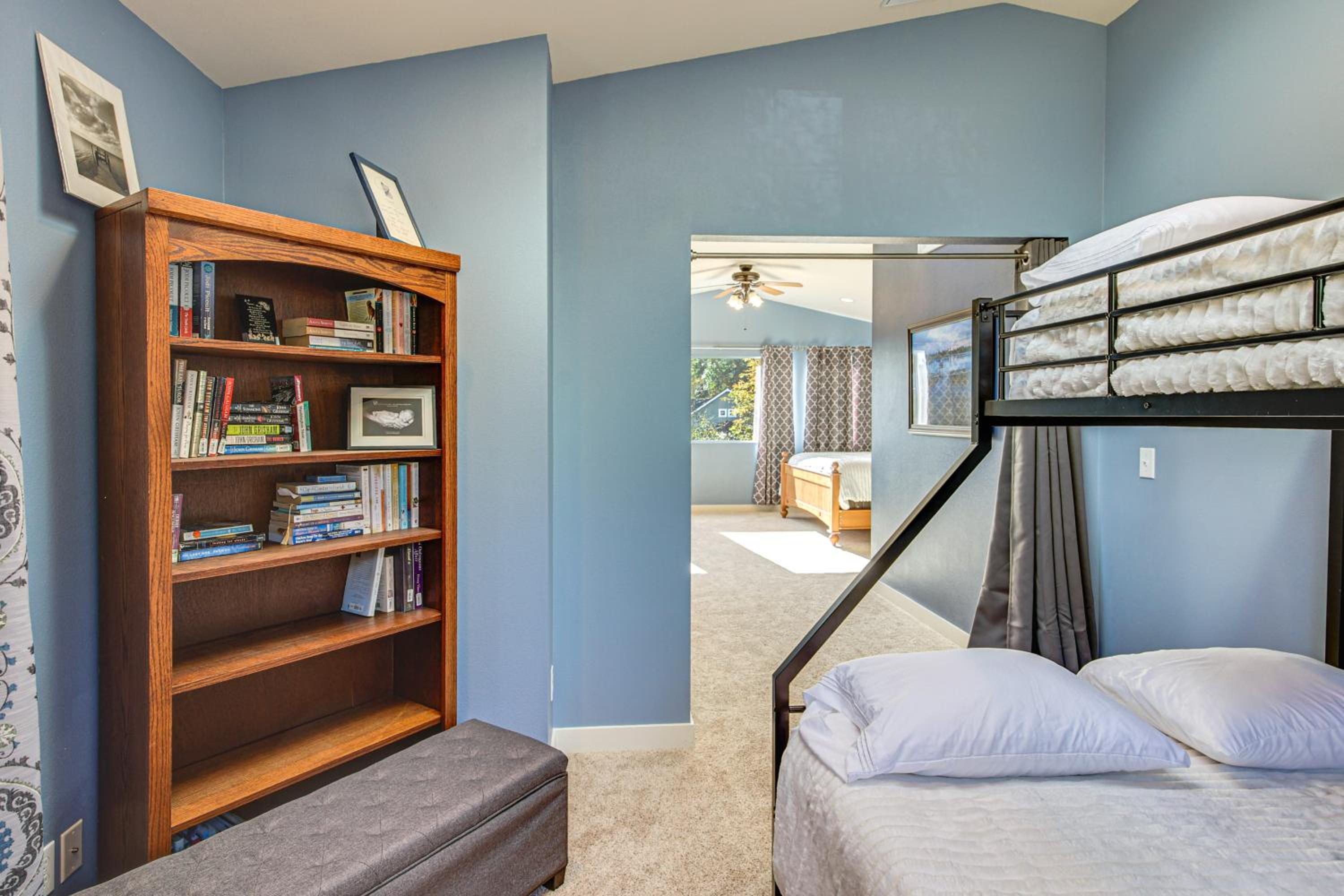 Hikes and Apples Renovated Farmhouse in Gig Harbor!