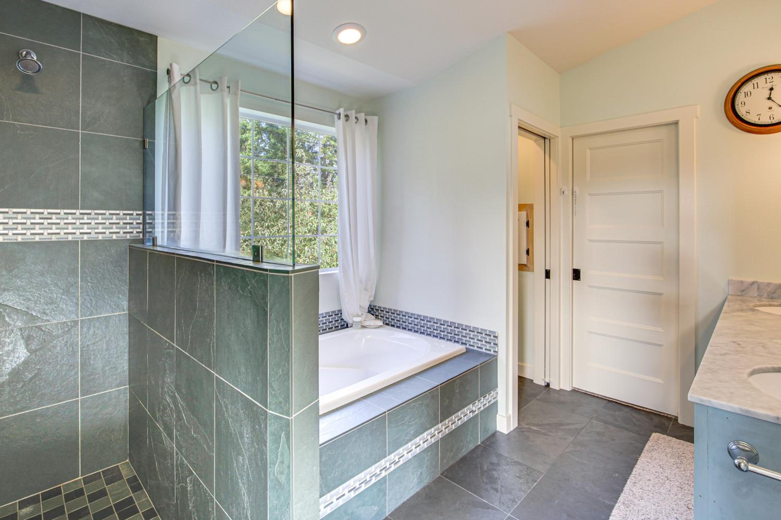Hikes and Apples Renovated Farmhouse in Gig Harbor!