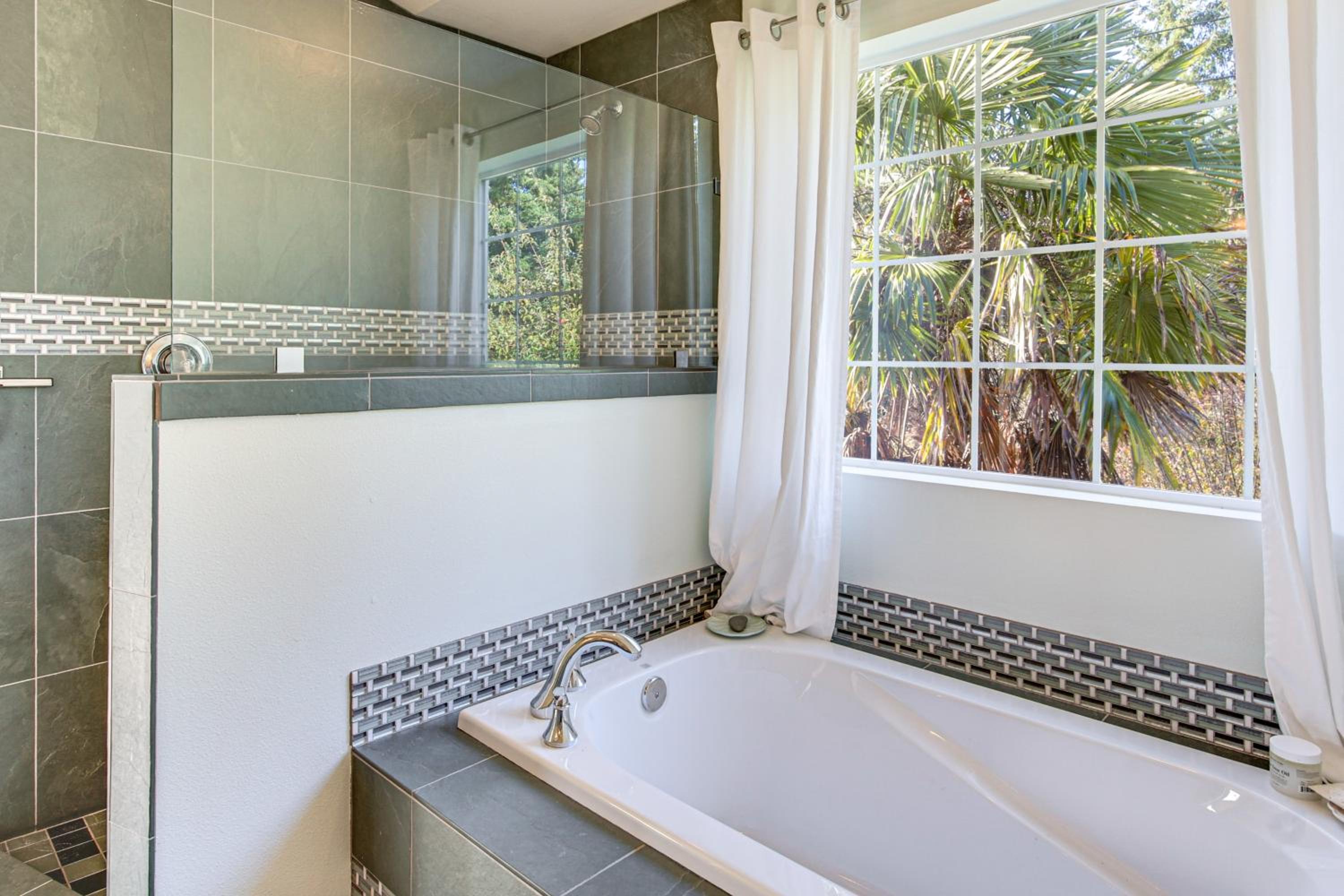 Hikes and Apples Renovated Farmhouse in Gig Harbor!