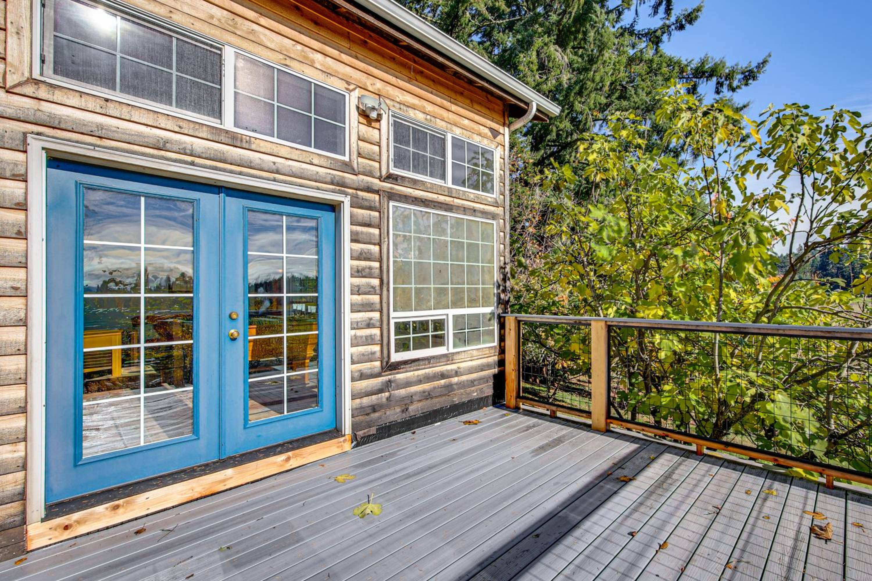 Hikes and Apples Renovated Farmhouse in Gig Harbor!