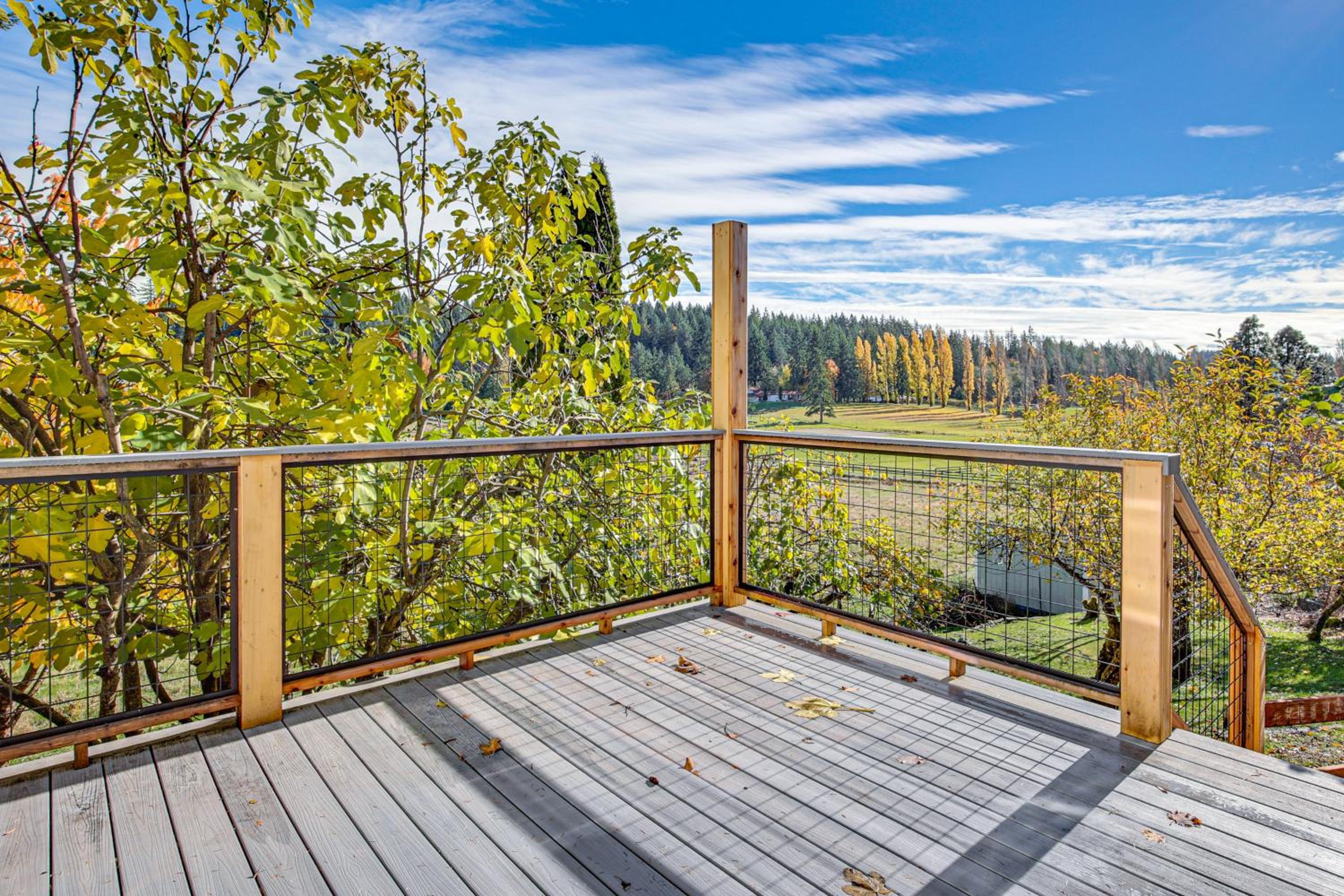 Hikes and Apples Renovated Farmhouse in Gig Harbor!