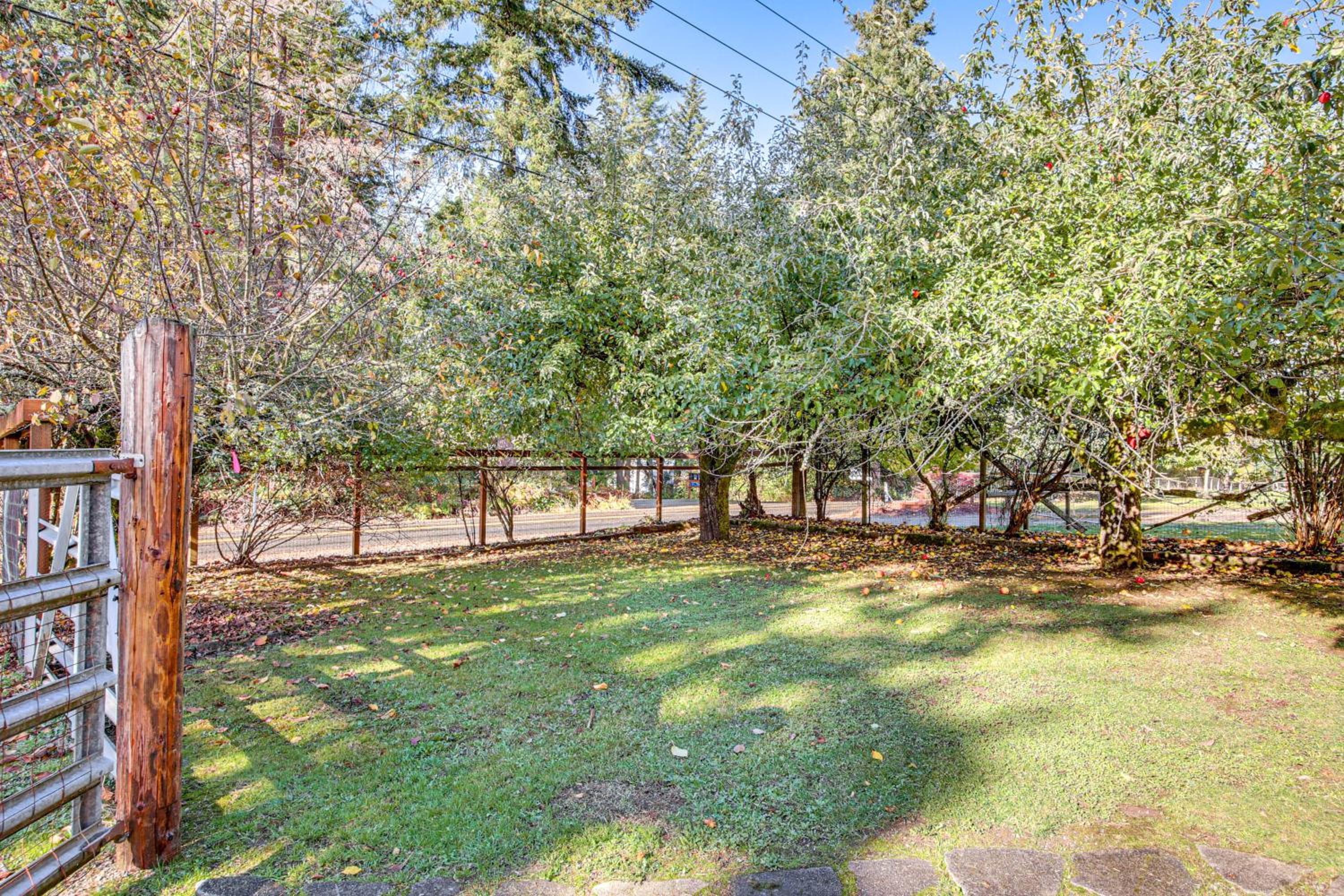 Hikes and Apples Renovated Farmhouse in Gig Harbor!