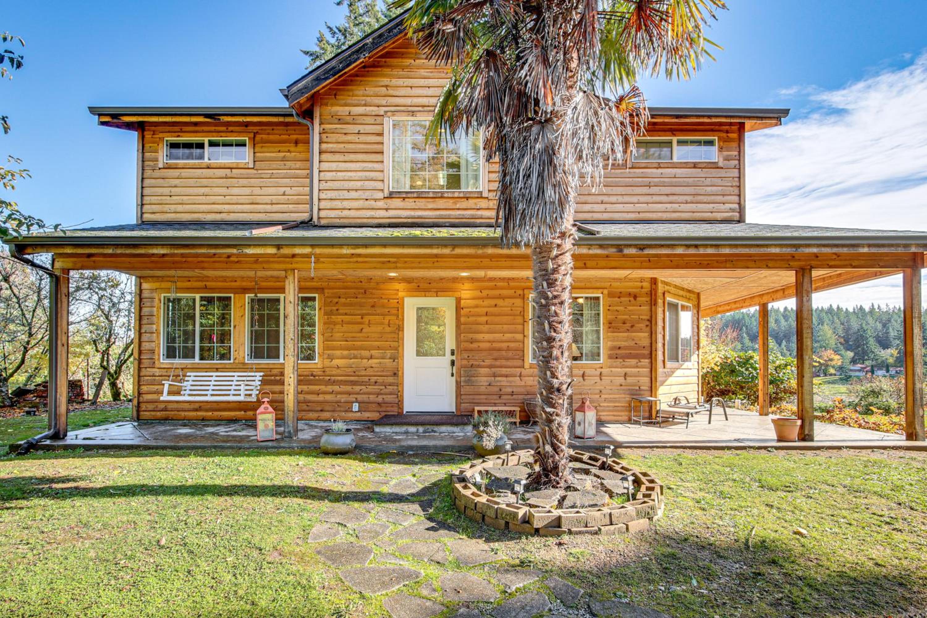 Hikes and Apples Renovated Farmhouse in Gig Harbor!