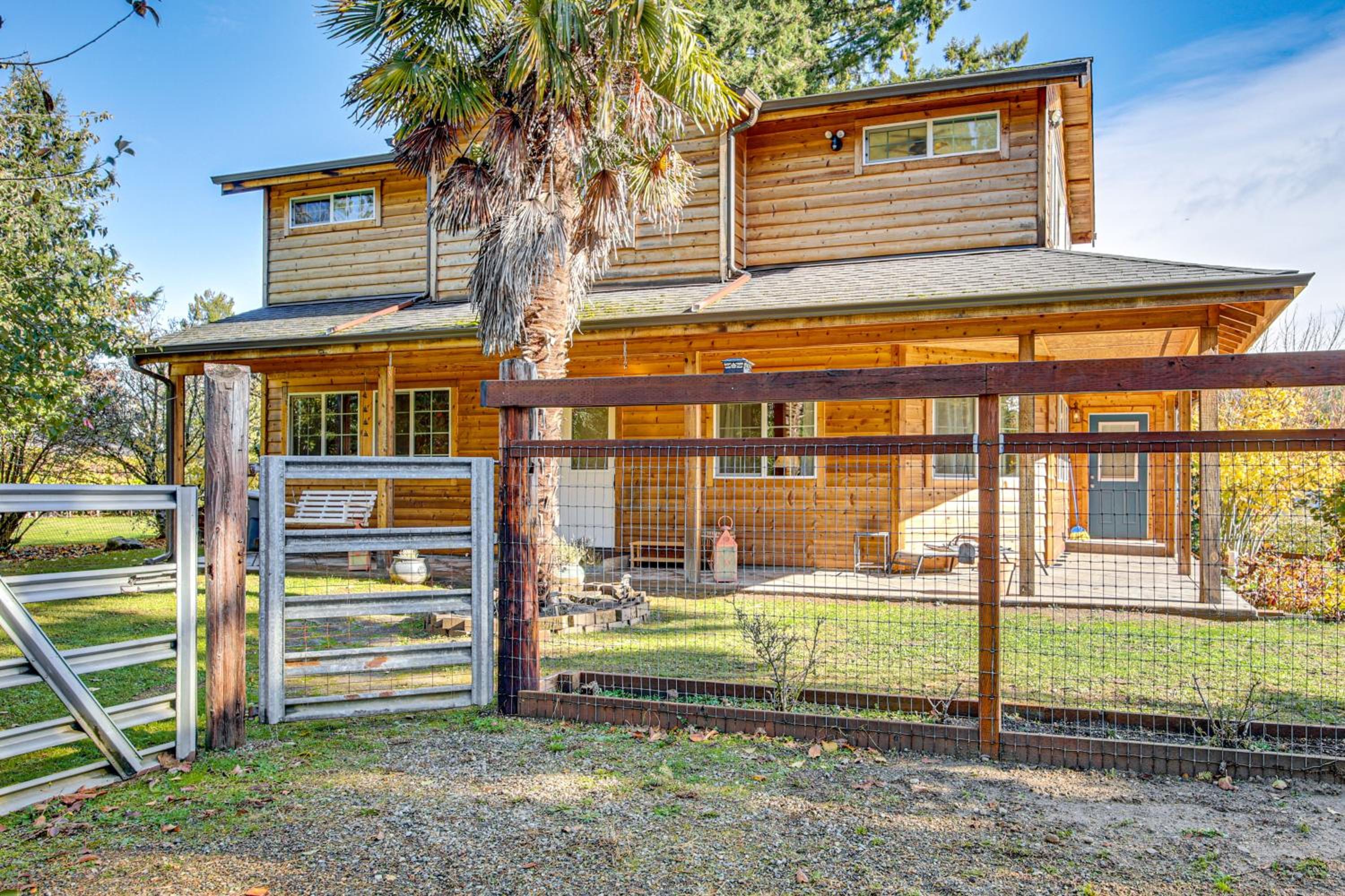 Hikes and Apples Renovated Farmhouse in Gig Harbor!