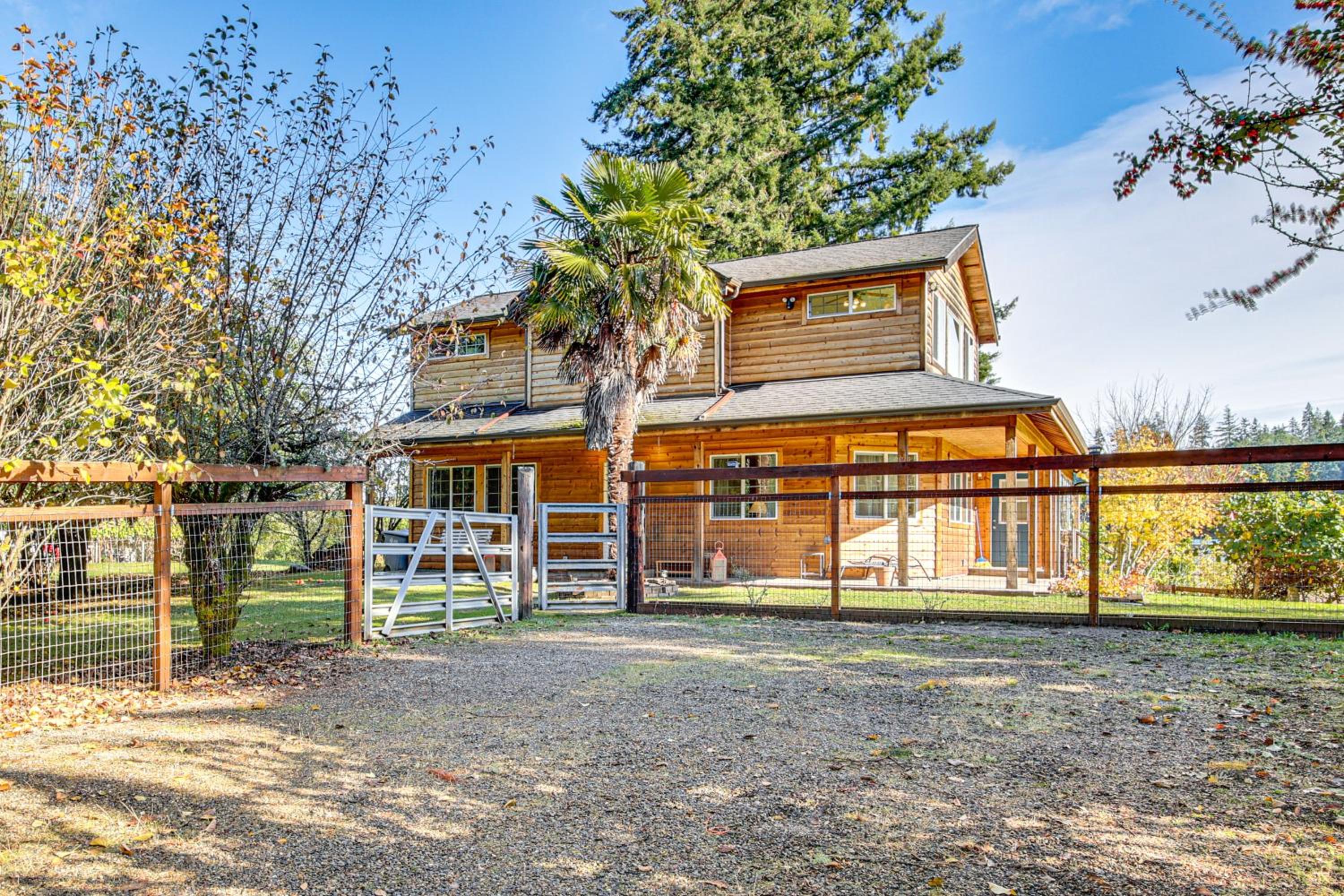 Hikes and Apples Renovated Farmhouse in Gig Harbor!