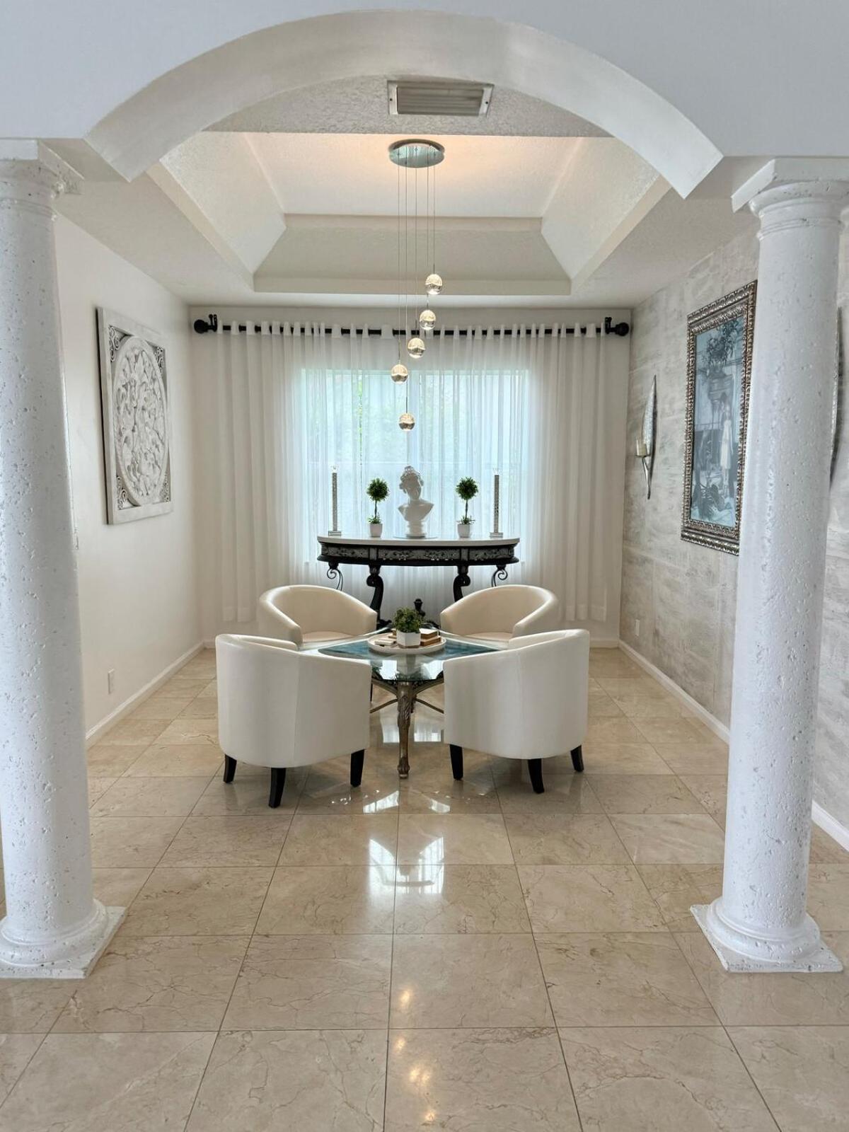 Lux 4 bedroom home on lake with pool!