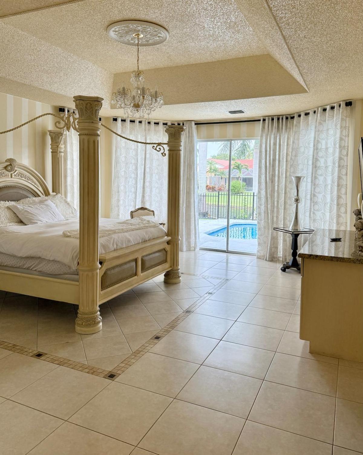 Lux 4 bedroom home on lake with pool!