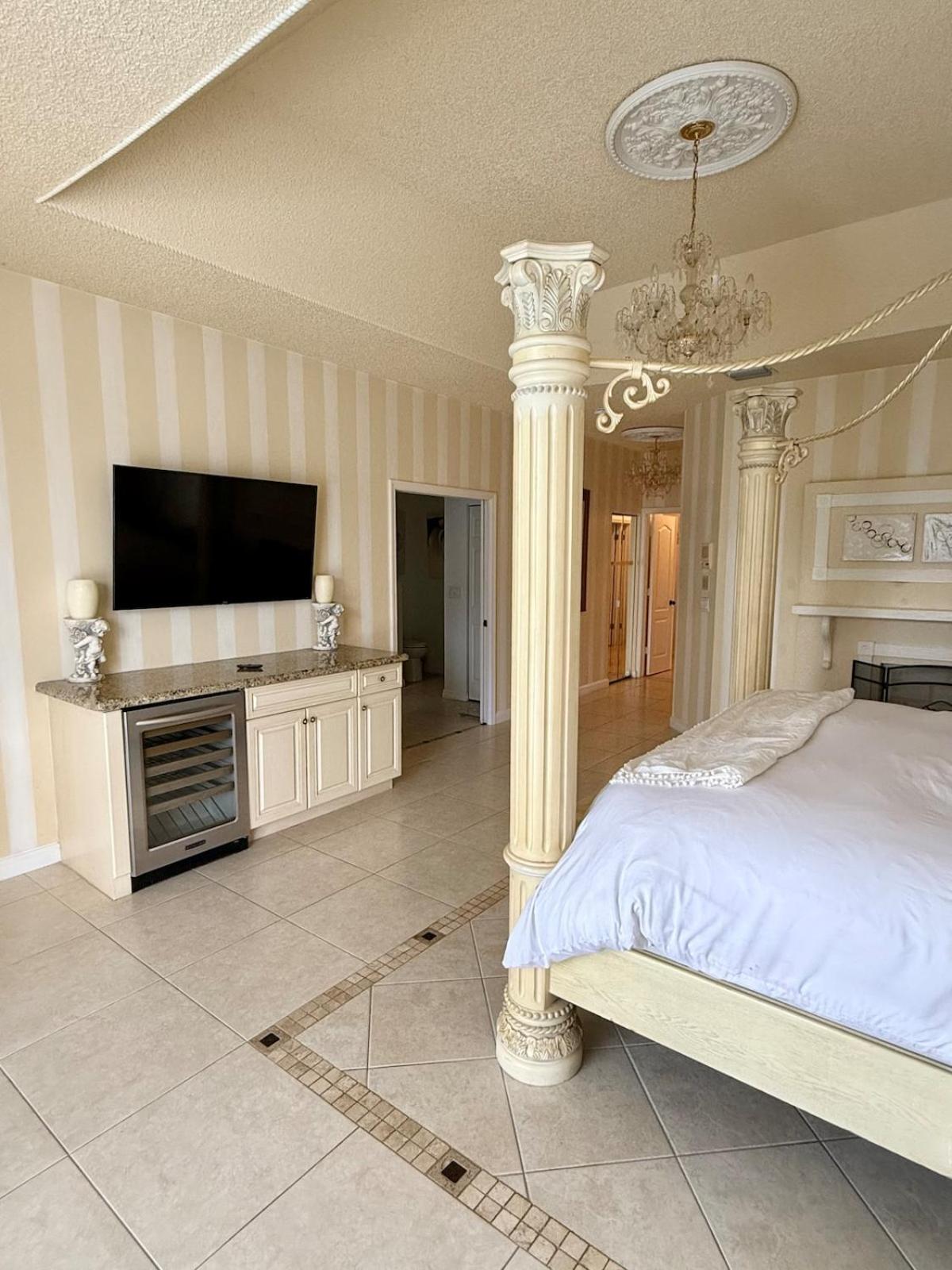 Lux 4 bedroom home on lake with pool!