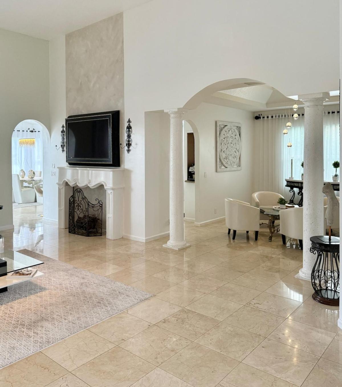 Lux 4 bedroom home on lake with pool!
