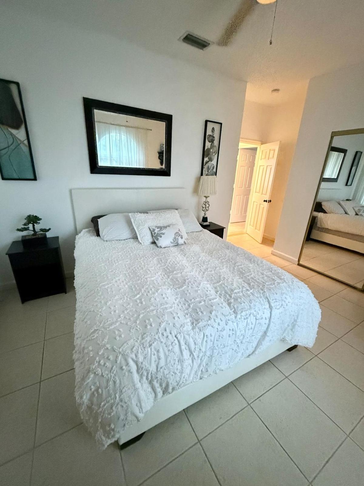 Lux 4 bedroom home on lake with pool!