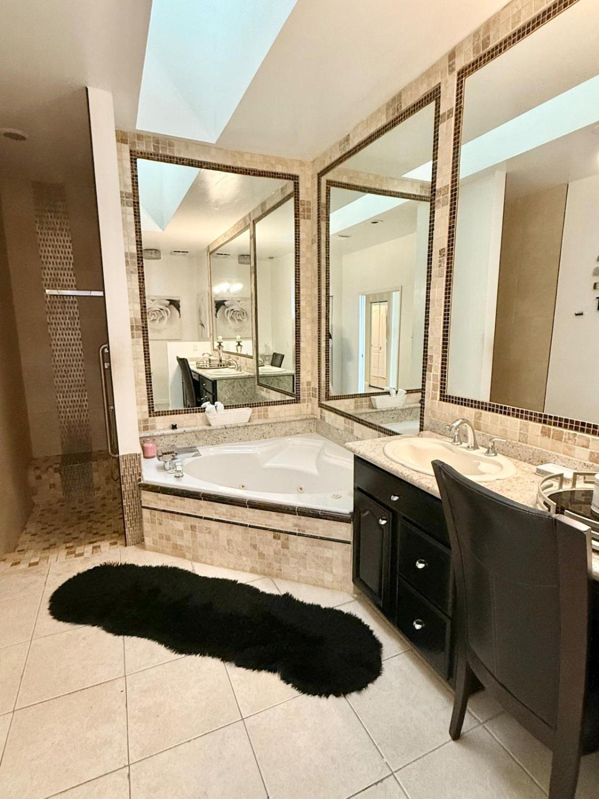 Lux 4 bedroom home on lake with pool!