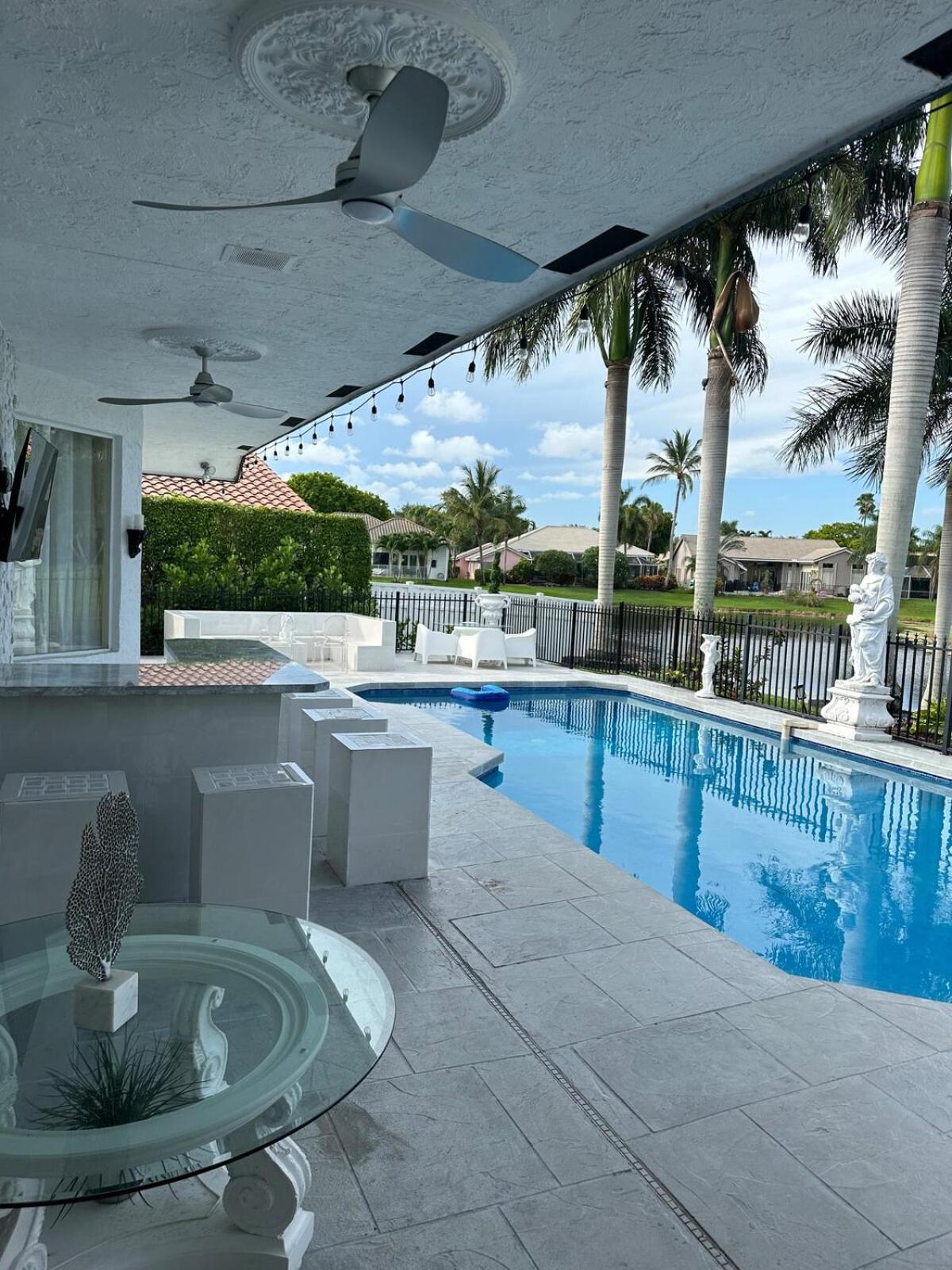 Lux 4 bedroom home on lake with pool!