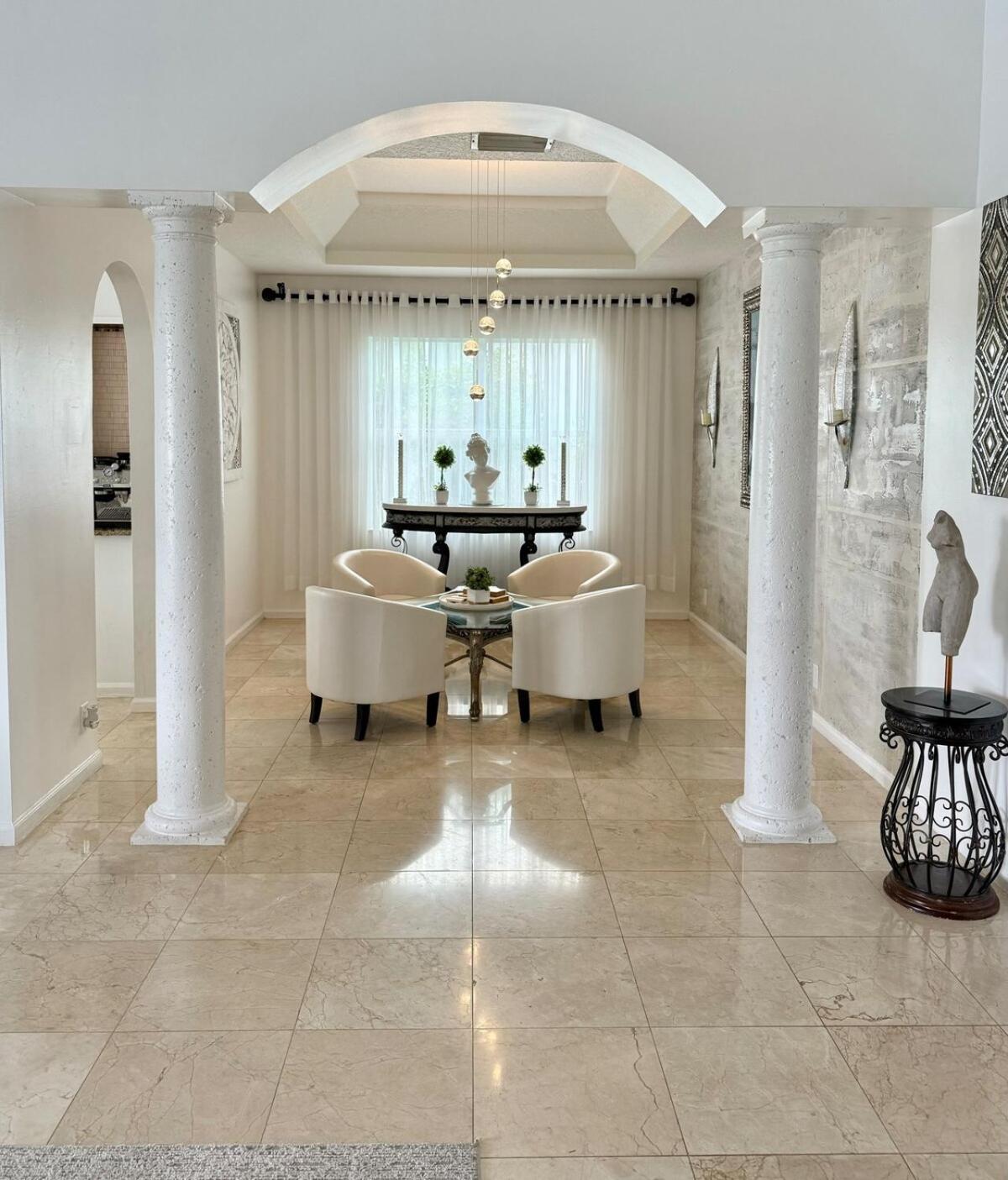 Lux 4 bedroom home on lake with pool!