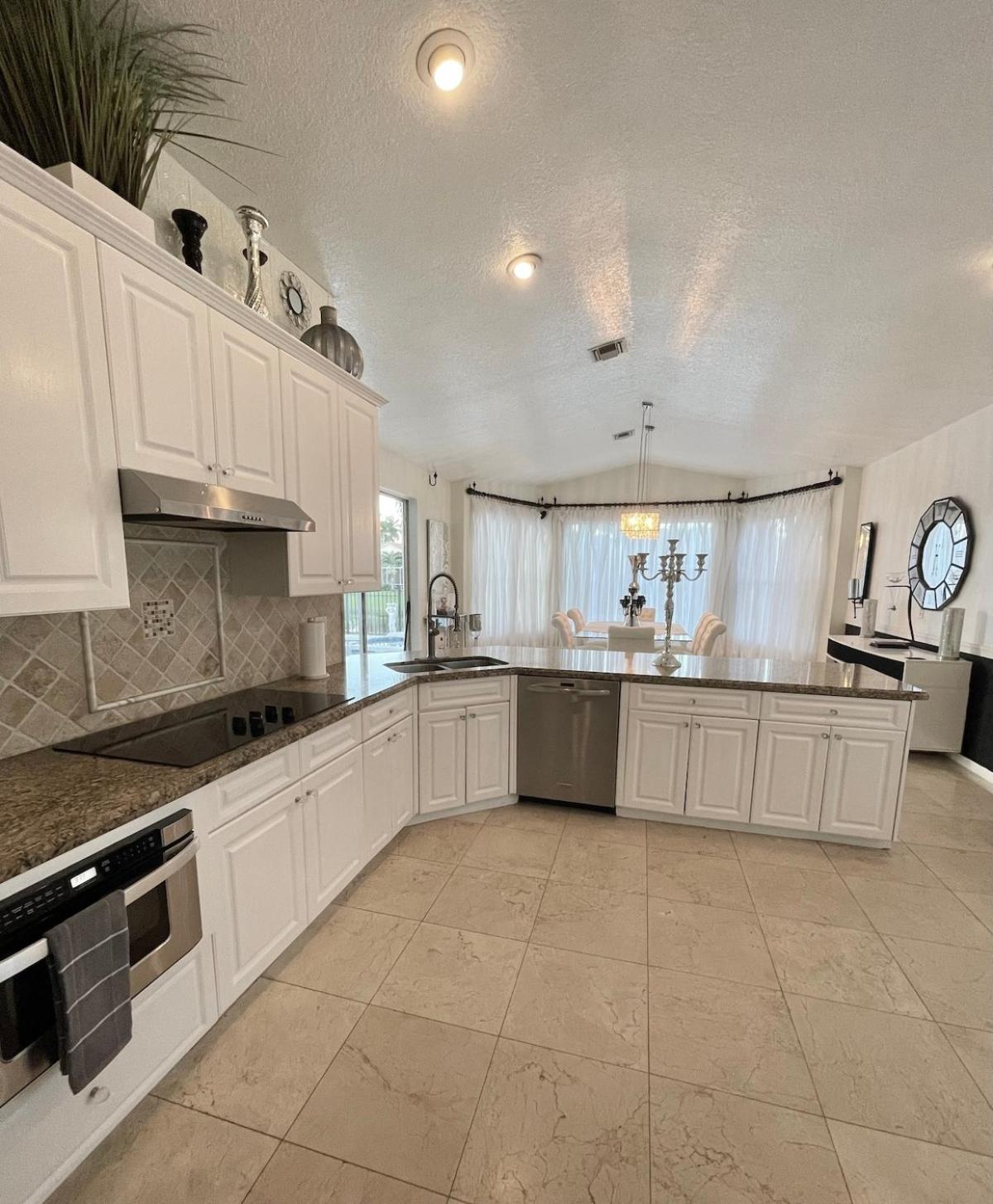 Lux 4 bedroom home on lake with pool!