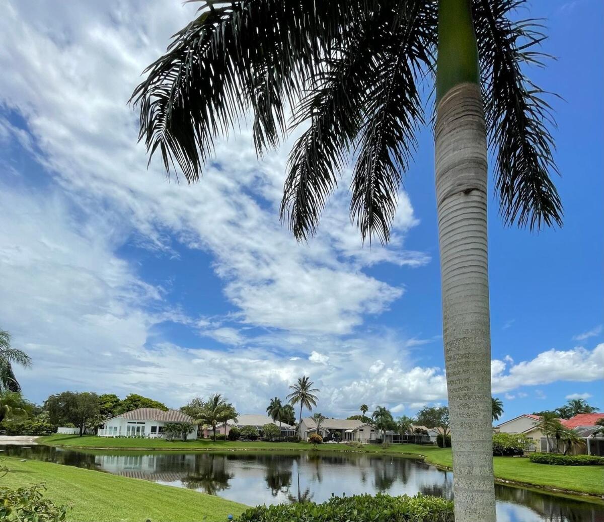 Lux 4 bedroom home on lake with pool!