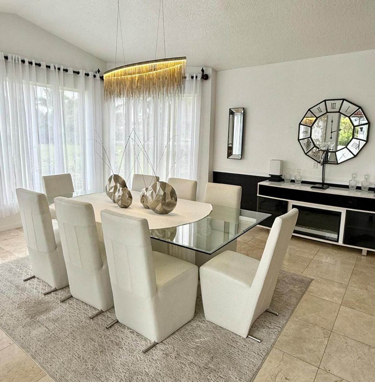 Lux 4 bedroom home on lake with pool!