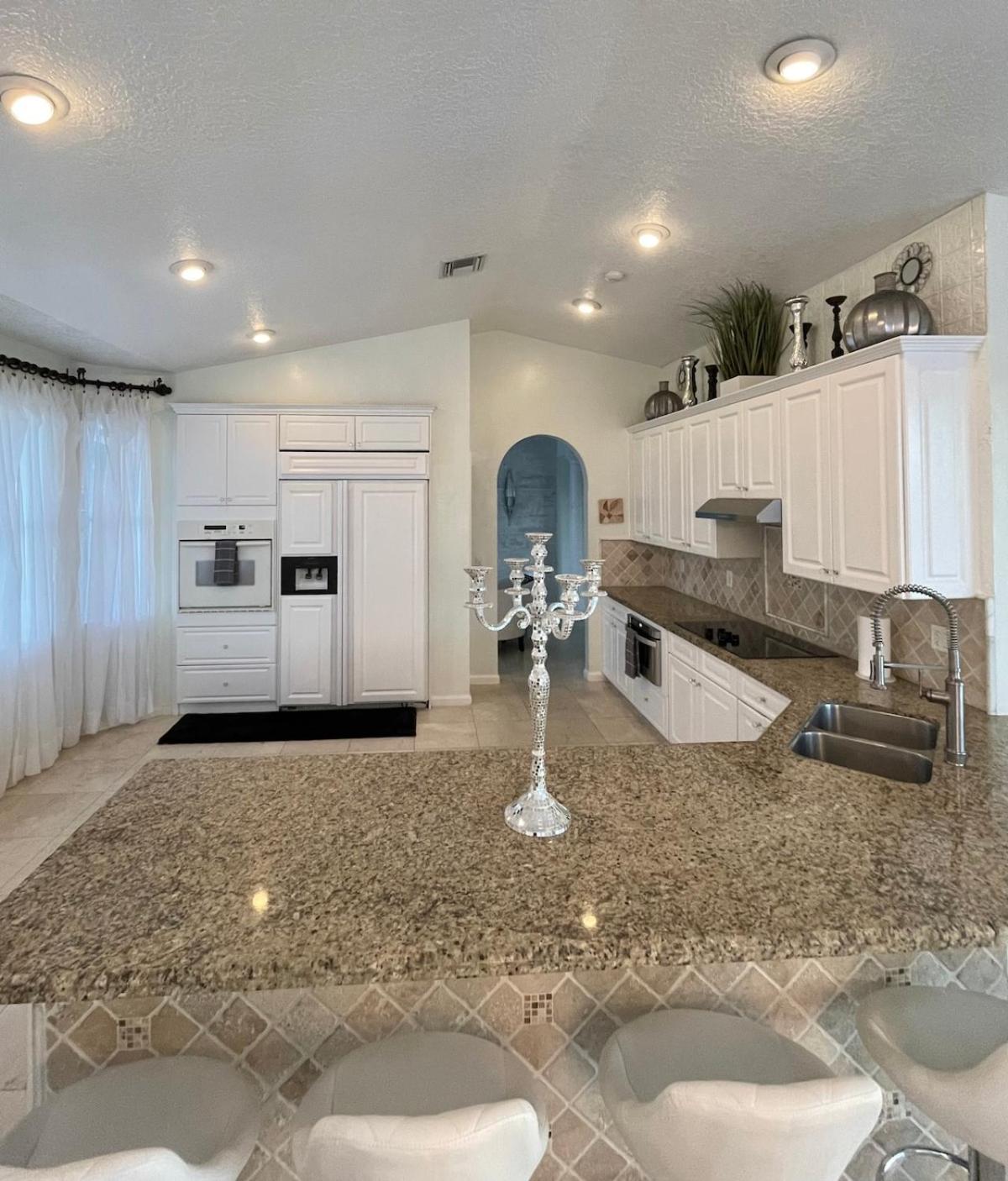 Lux 4 bedroom home on lake with pool!