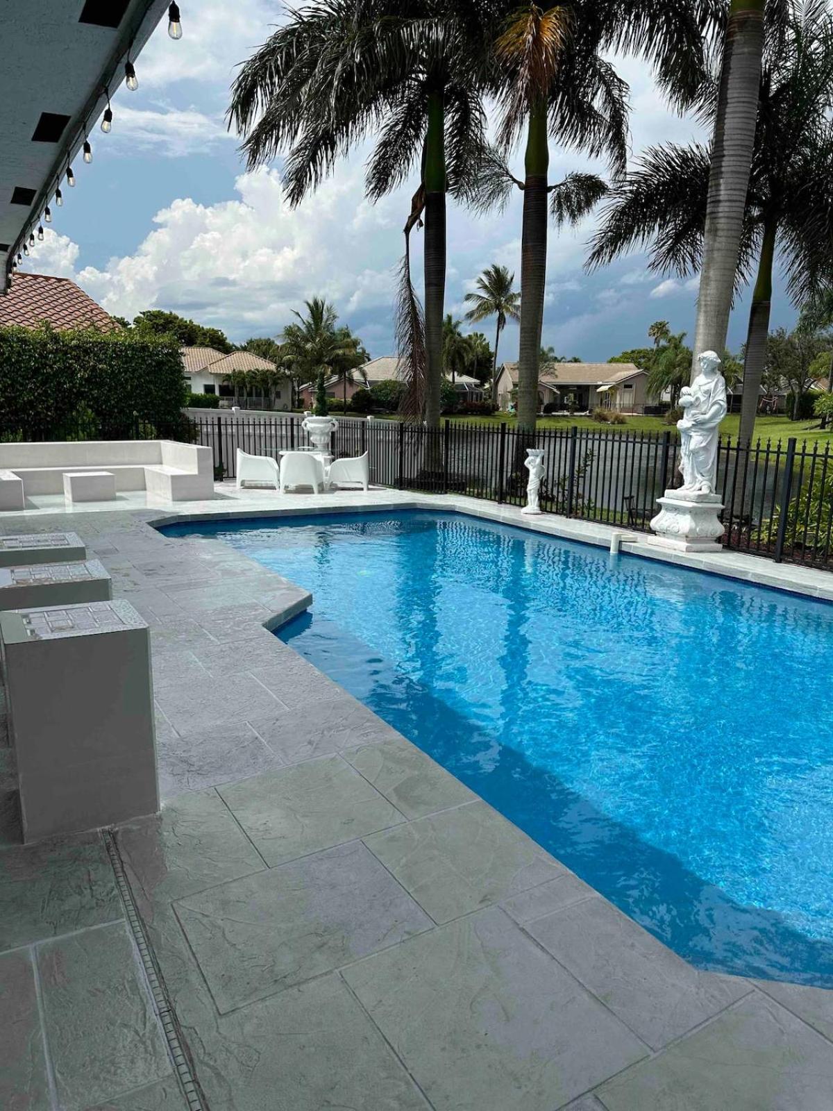 Lux 4 bedroom home on lake with pool!