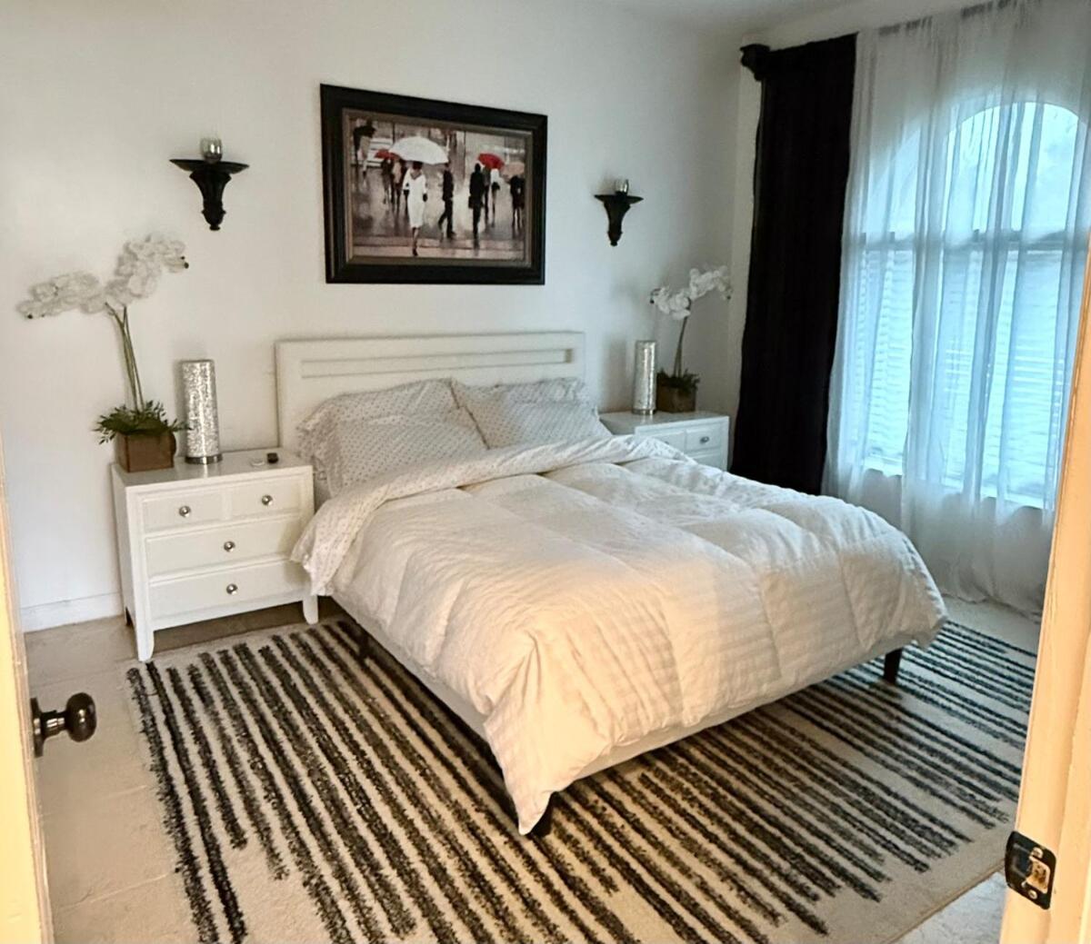 Lux 4 bedroom home on lake with pool!