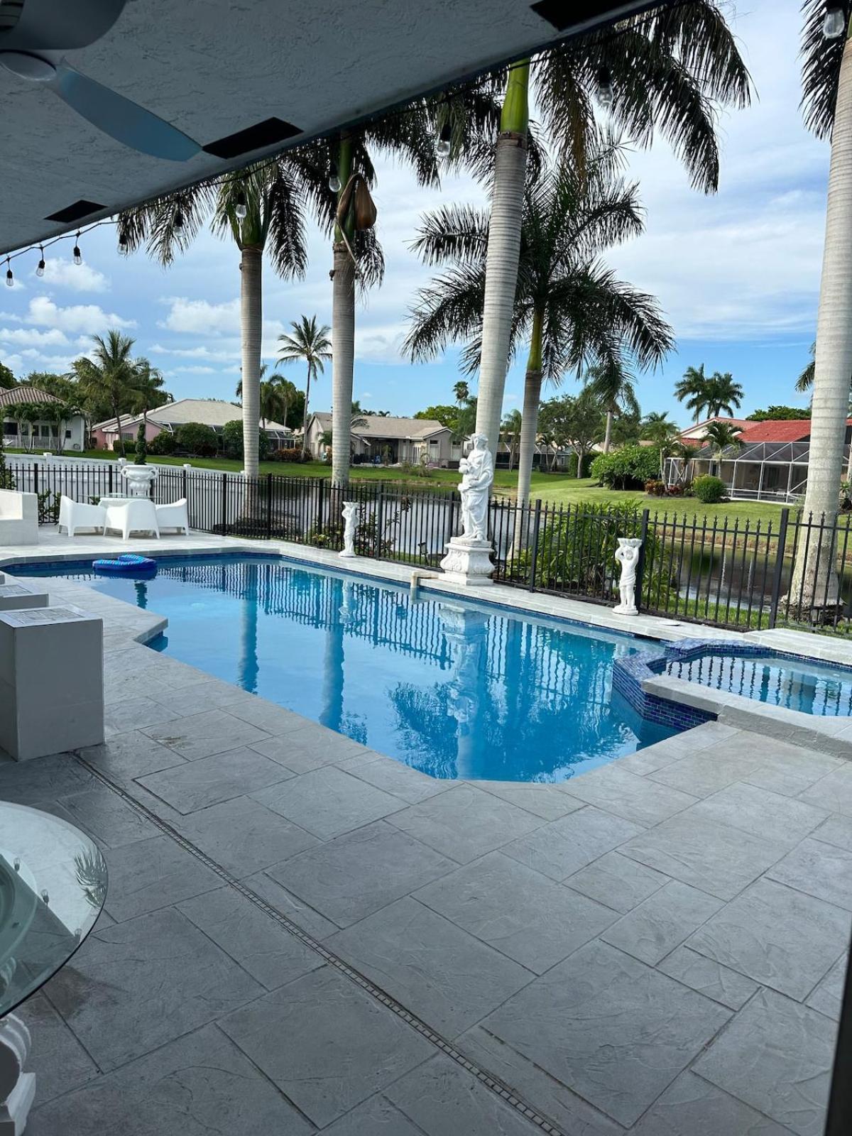 Lux 4 bedroom home on lake with pool!
