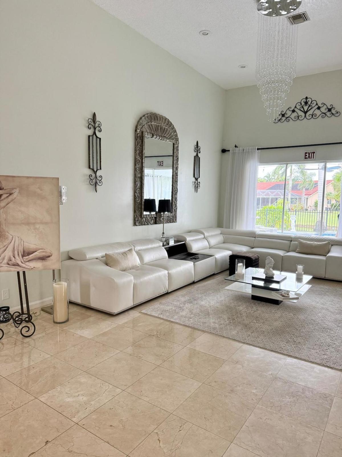 Lux 4 bedroom home on lake with pool!