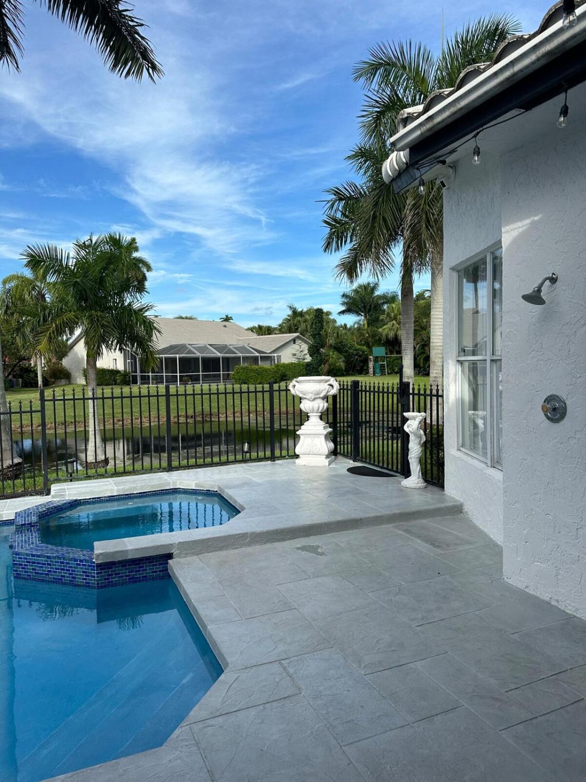 Lux 4 bedroom home on lake with pool!