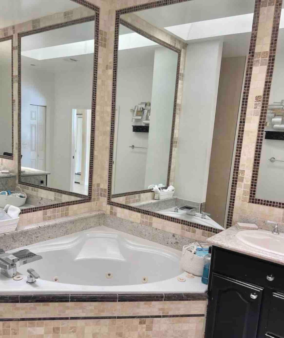 Lux 4 bedroom home on lake with pool!